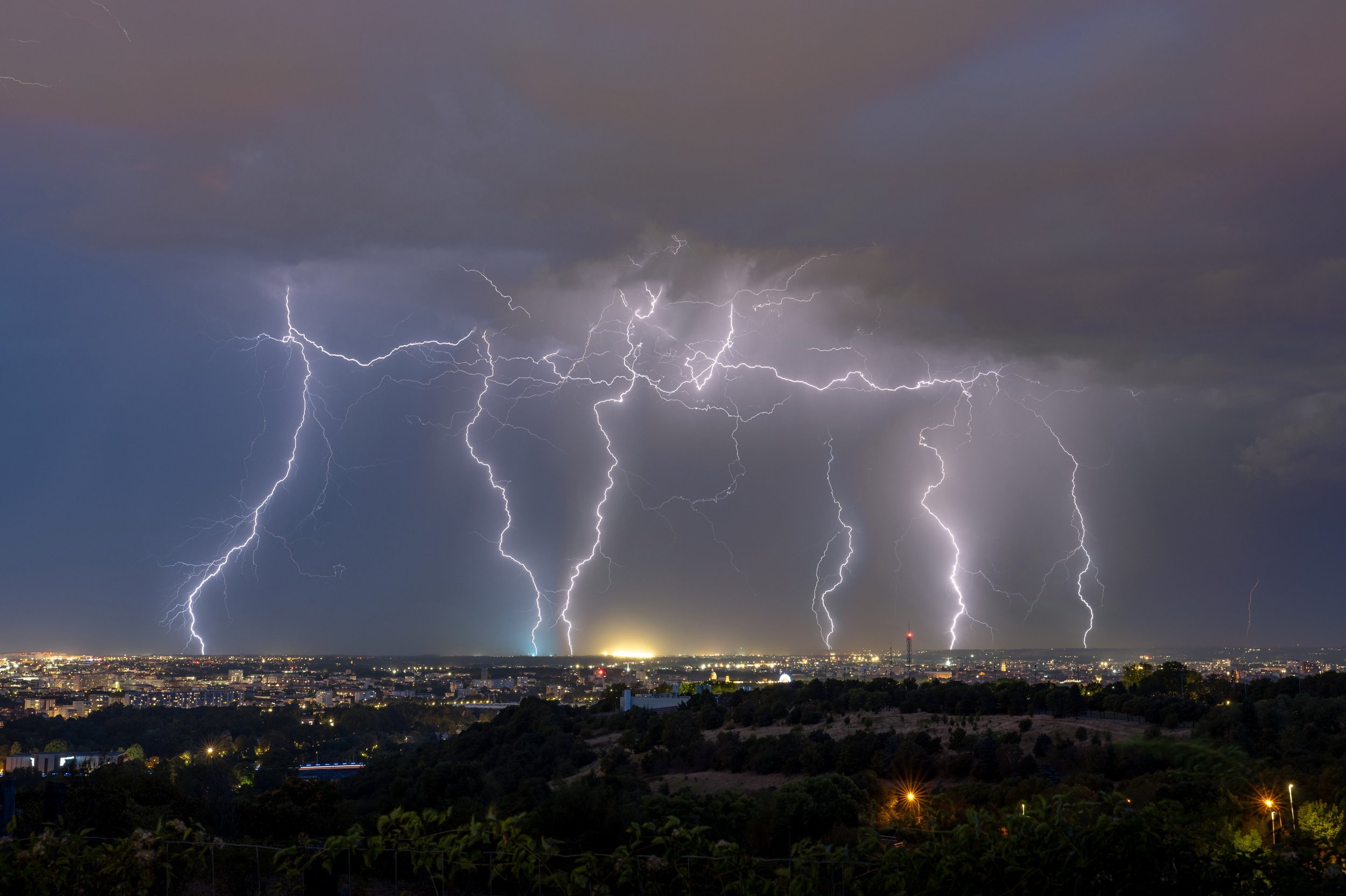 Hier soir apr&egrave;s un shooting proche de Pech David, &ccedil;a s&rsquo;est mis &agrave; p&eacute;ter dans tous les sens et je me suis arr&ecirc;t&eacute; prendre quelques photos de la foudre au-dessus de Toulouse 🌩️
