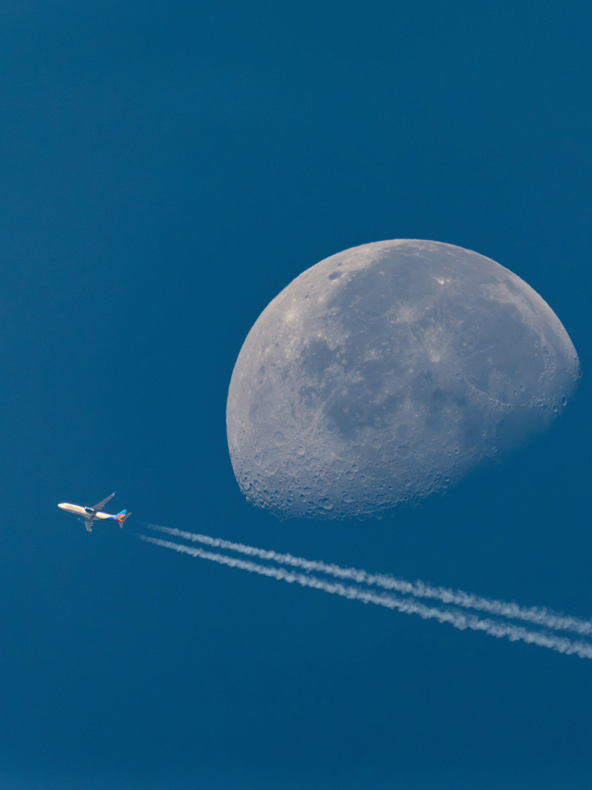 Je n&rsquo;ai jamais autant photographi&eacute; la lune que ces derni&egrave;res semaines 😅
D&rsquo;apr&egrave;s @flightradar24 il s&rsquo;agit d&rsquo;un Boeing 737, vol EXS1JV entre Belfast et Palma de Majorque. Si vous &eacute;tiez dedans j&rsquo