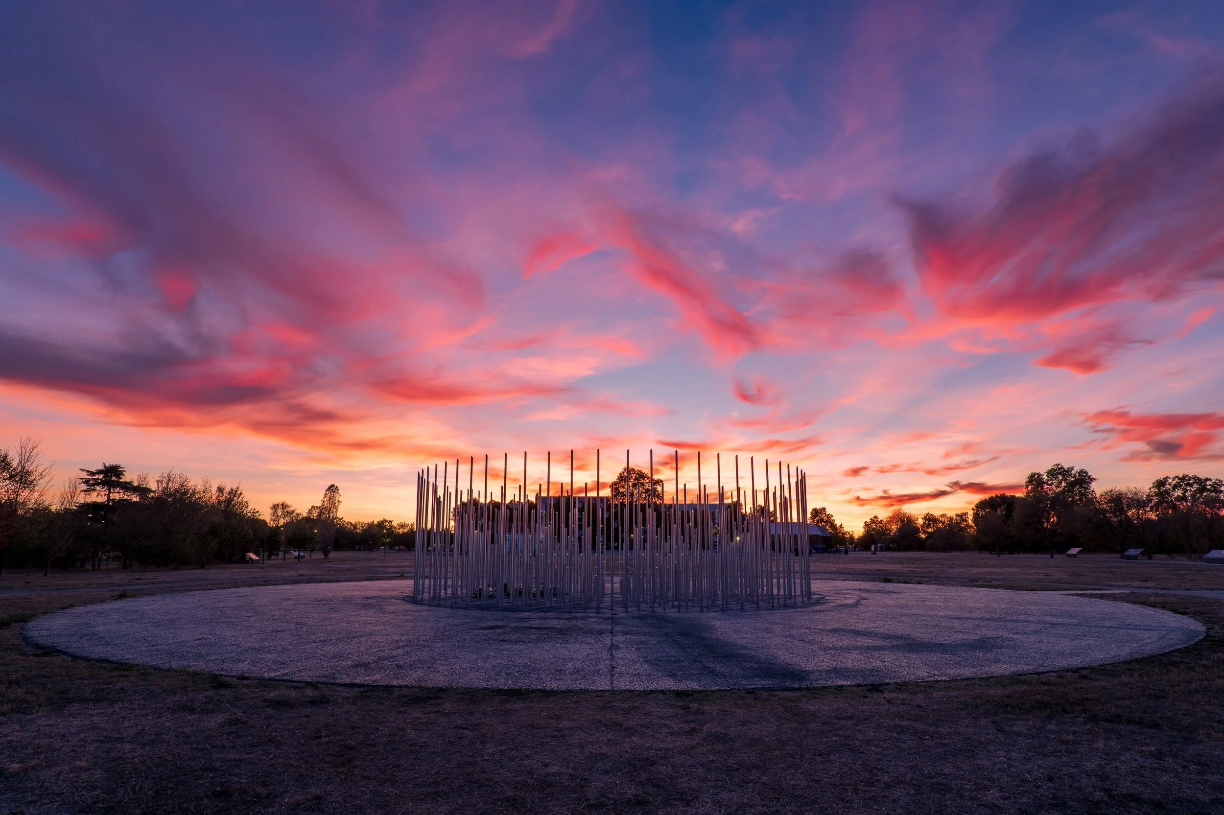 Je pensais pas remettre une photo du m&eacute;morial d&rsquo;AZF mais comme les couchers de soleil sont magnifiques en ce moment, en revoil&agrave; deux 😅