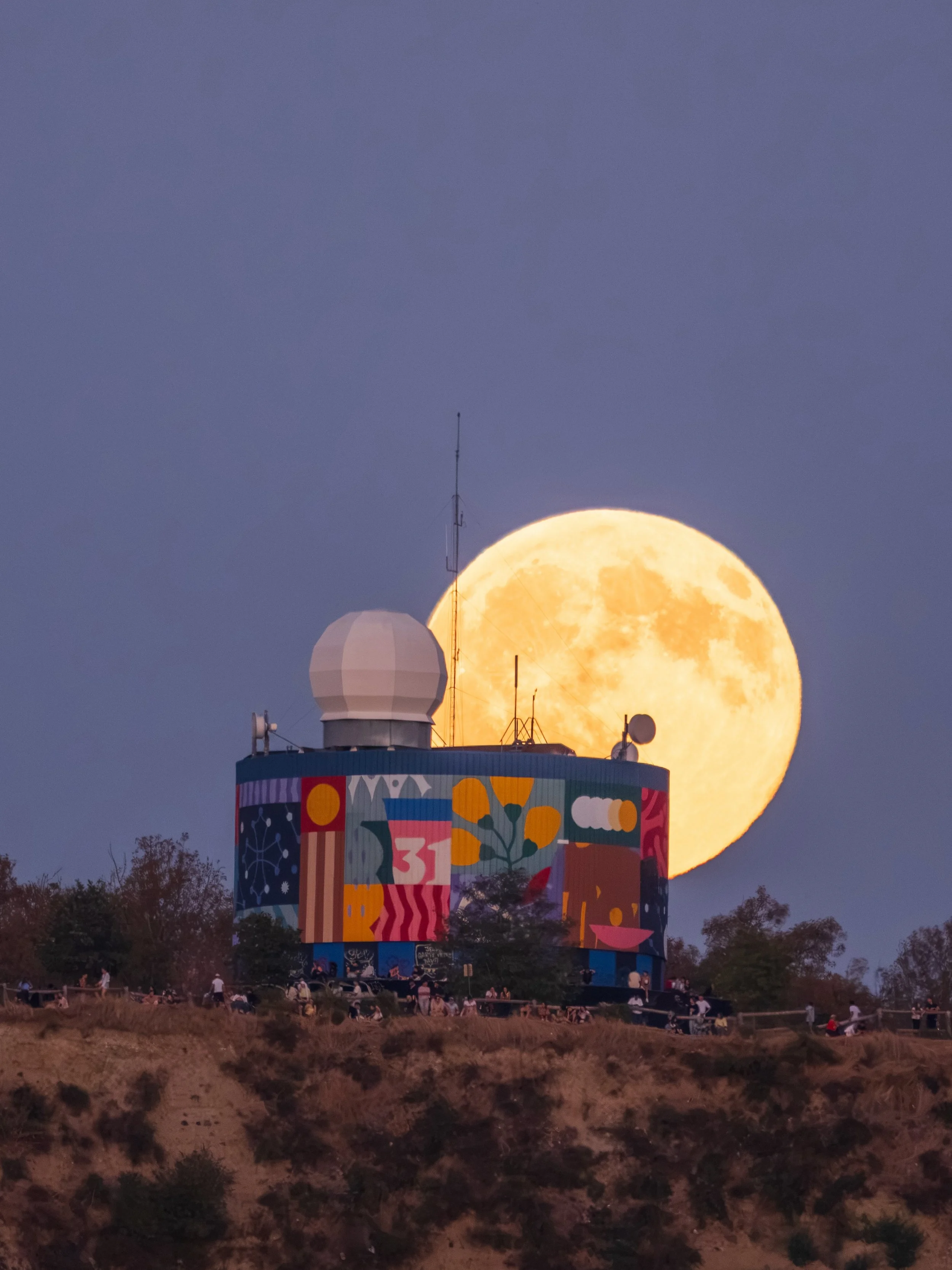 Gr&acirc;ce &agrave; une m&eacute;t&eacute;o favorable, j&rsquo;ai ENFIN pu faire des photos du lever de pleine lune &agrave; Toulouse, au-dessus de la colline de Pech David. Et comme on a pu voir toutes les phases de la lune depuis le d&eacute;but d