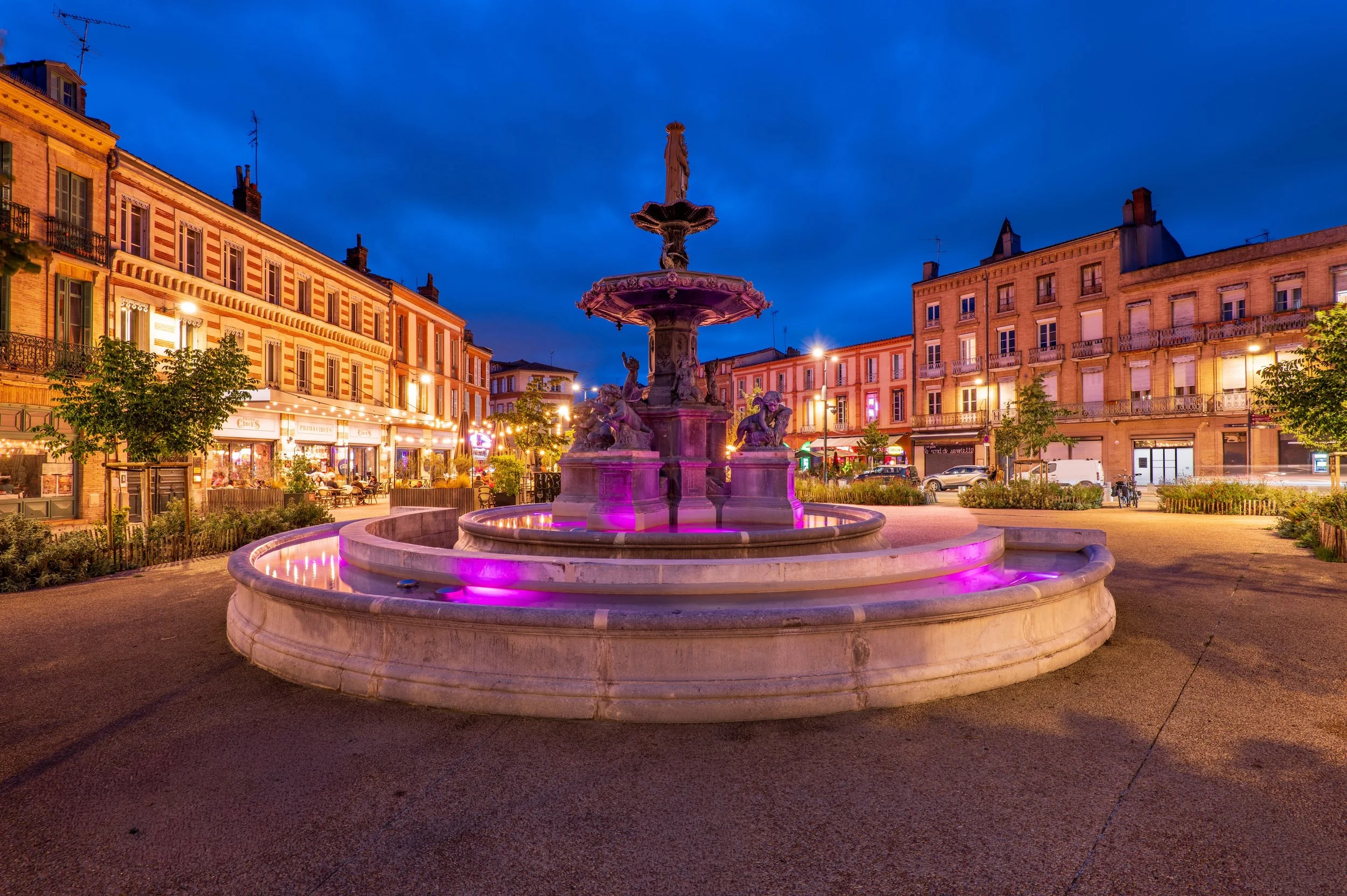 Saint-Cyprien en rose. &Ccedil;a aurait &eacute;t&eacute; plus joli avec de l&rsquo;eau qui coule puisque c&rsquo;est une fontaine, mais on s&rsquo;en contentera 😅