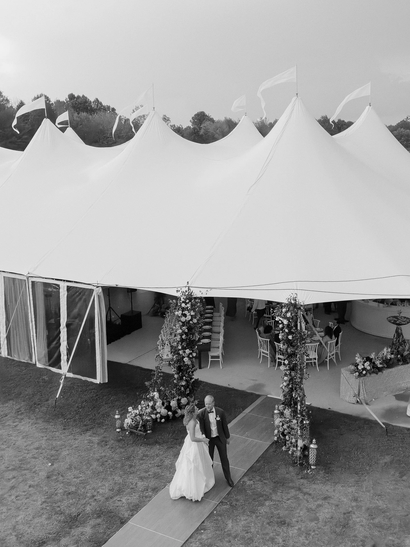 Emilie &amp; Alex Part II - The Summer (September) these two got married at their beach house🌊🤍🌳🍂

A sweet, sunny, &amp; drizzly  ceremony, followed by an absolute downpour during their reception - it only called for even more of a party, even mo