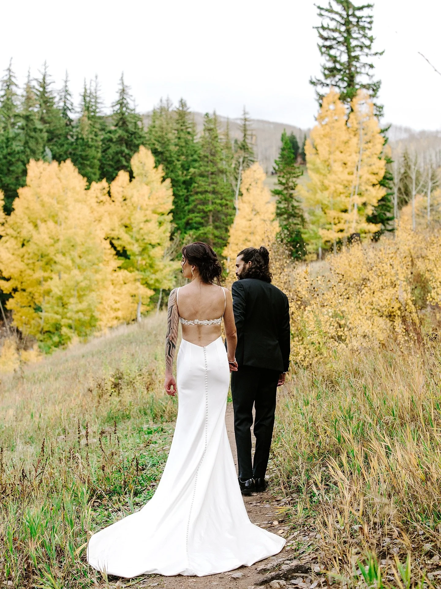 Melanie and Frankie&rsquo;s wedding day in the beautiful and rainy mountain air this past weekend, in Vail&rsquo;s final glimpse of foliage🍂🤍 To know these two is to know the simplest yet most overflowing form of love, kindness, and intention - it 