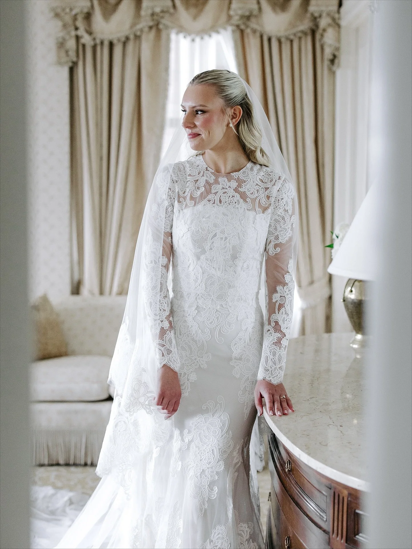 Keely and Billy&rsquo;s wedding day Part I🥂🤍 A day filled with total elegance and class, and nonstop laughter all day long!!! These two (and their families) were such a gift to be surrounded by all day long - it was one of those days where I was re