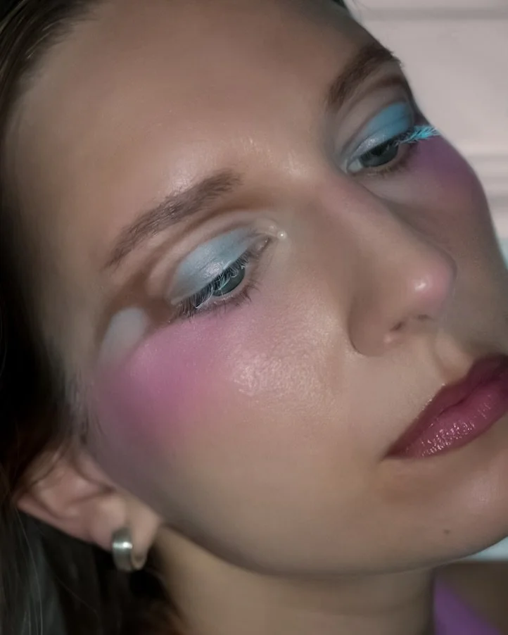 🤎🩷🩵

products used: 
@lisaeldridgemakeup seamless skin foundation 
@byterryofficial hyaluronic serum concealer 
@nyxcosmetics_de butter melt blush in my butta half 
@glisten_cosmetics blue sky liner 
@danessa_myricks groundwork palette 
@beautybay