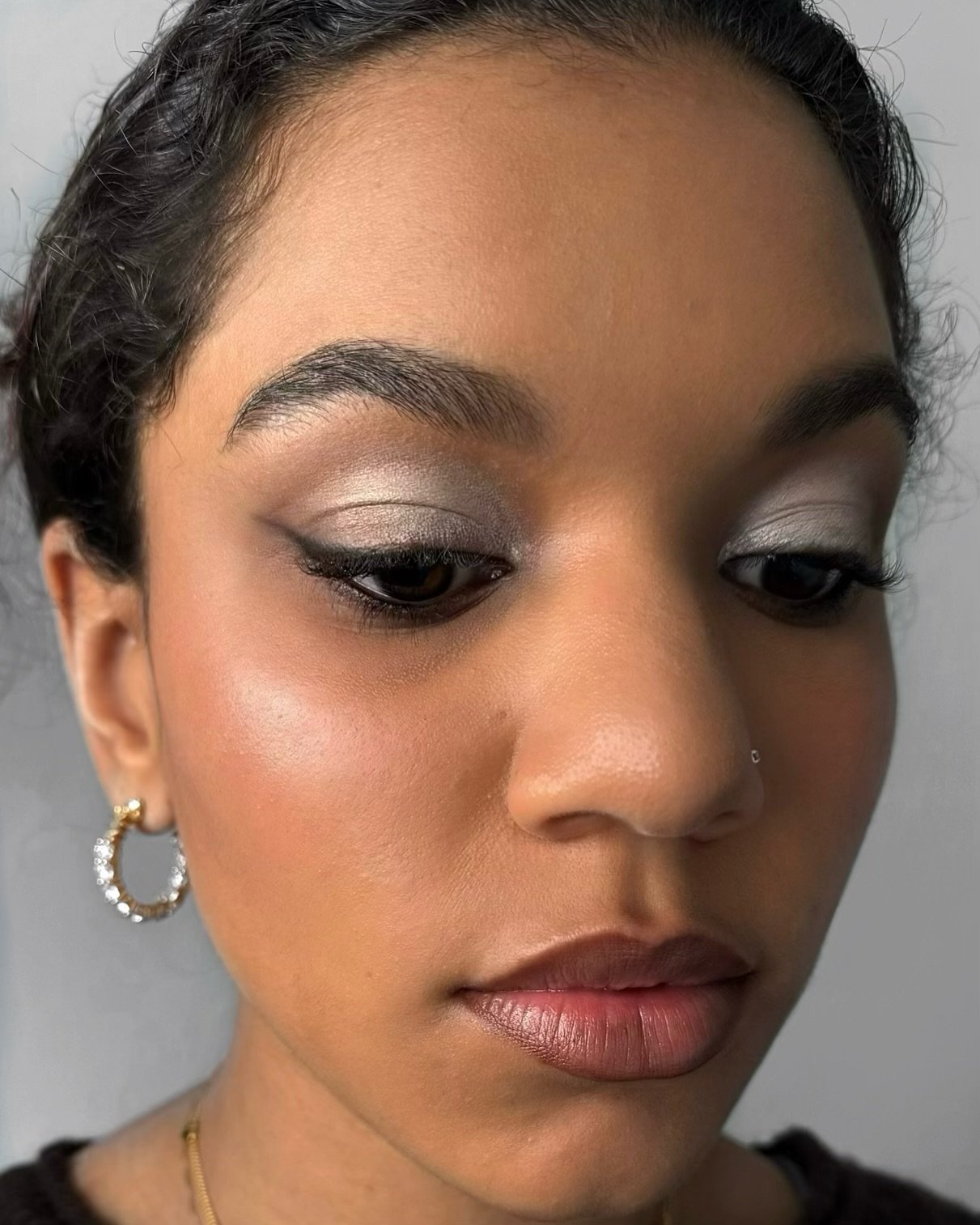 swipe for product details 💄

@anastasiabeverlyhills 
@hudabeauty 
@iconic.london 
@bareminerals 
@charlottetilbury 

#makeup #beauty #makeuplook #makeupinspo
#makeup2025 #viralbeauty #makeupvienna #softglam
#naturalglam #mua #makeupartist #soft #det