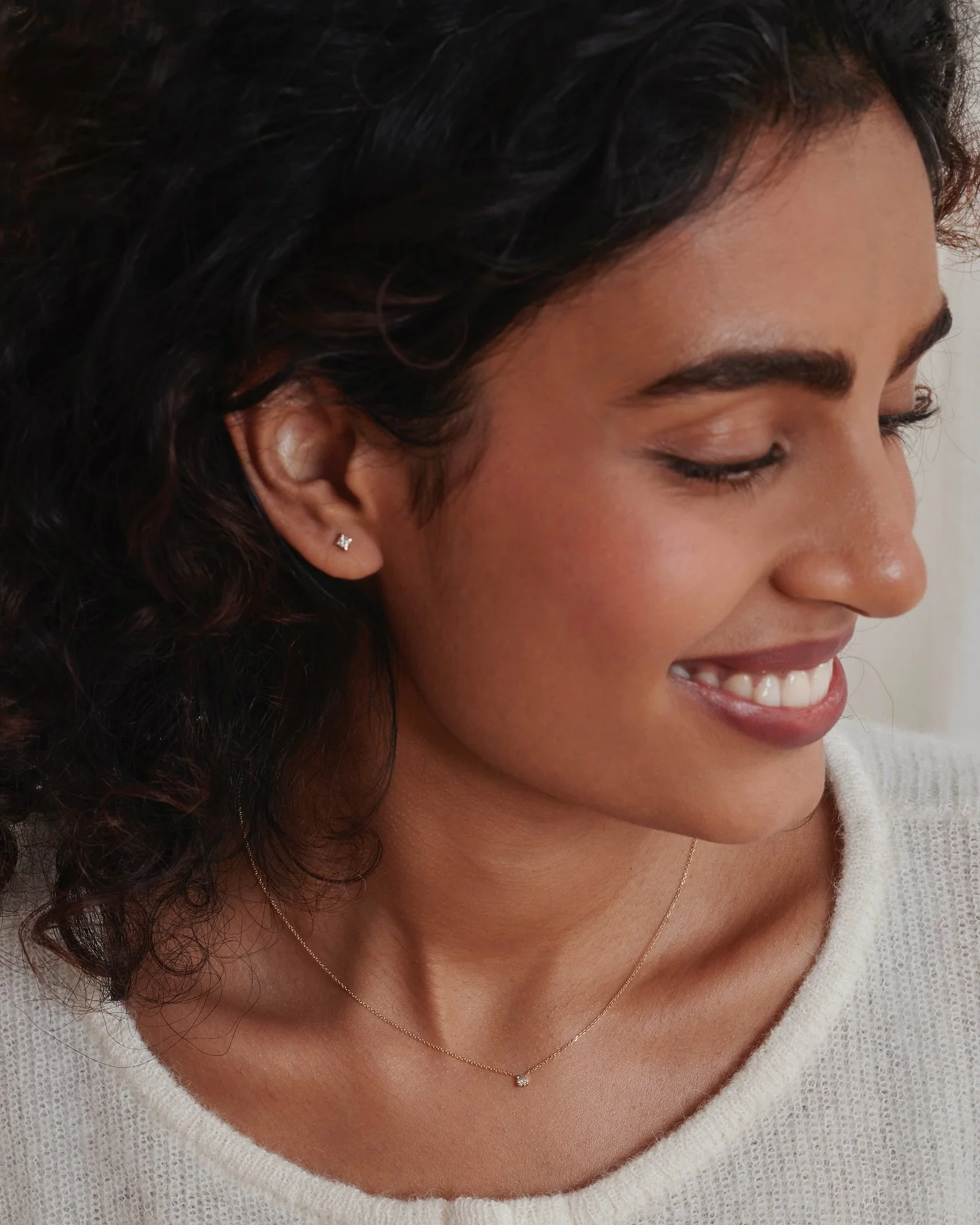 🤍 @ash.ires for @makarojewelry

using
@lancomeofficial butterglow 
@charlottetilbury beautiful skin foundation
@tartecosmetics shape tape concealer 
@kessberlin mono stick 

#photoshoot #beauty #makeup #mua #closeup #lancome #charlottetilbury #tarte
