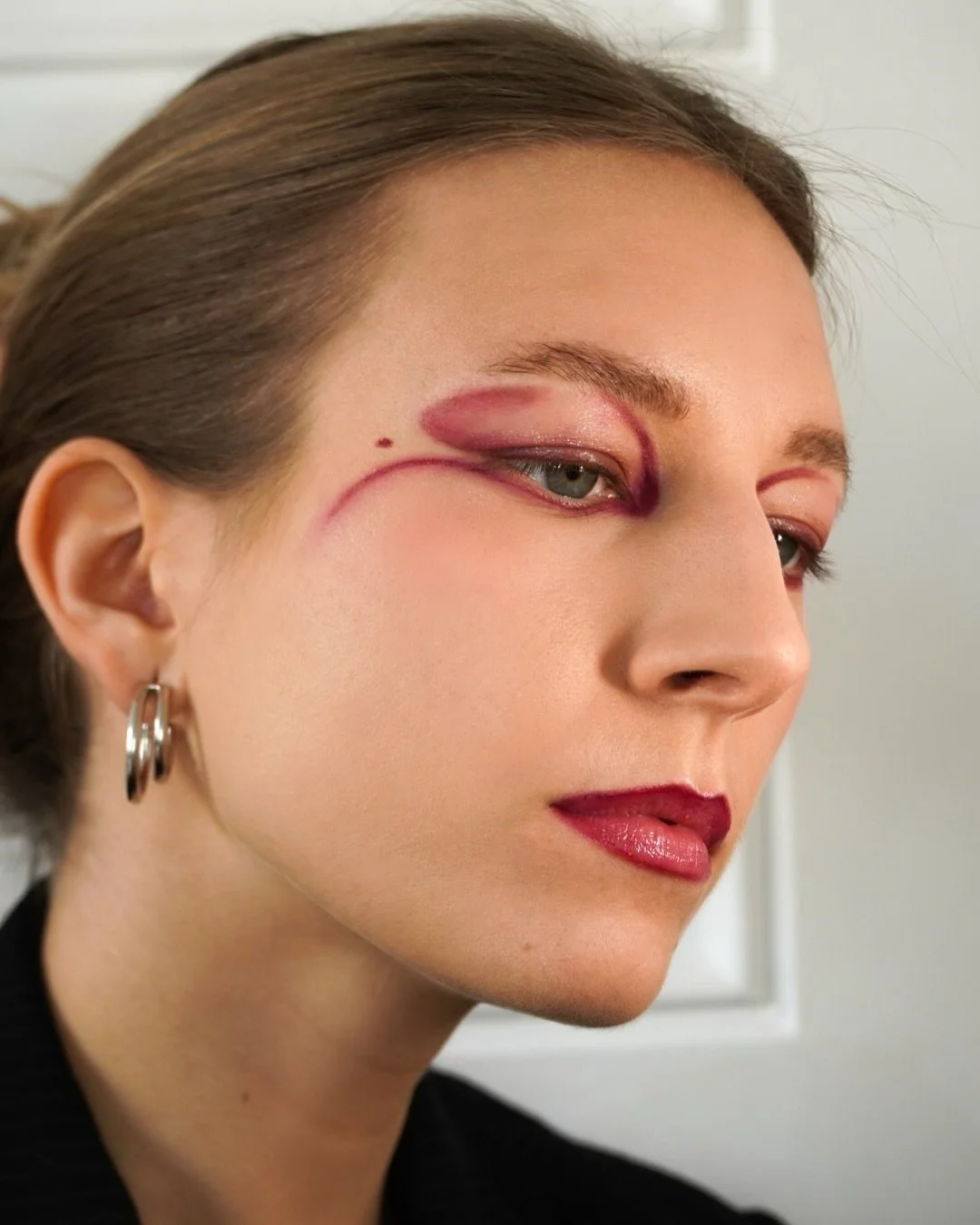 🧚&zwj;♀️

products used: 
lips and eyes @kikomilano comfort liner 08 
@beautybaycom fiery &amp; berry palette 
@lisaeldridgemakeup seamless skin foundation 

#mua #makeupartist #editorialmakeup #graphicliner #berry #kikocosmetics #lisaeldridge