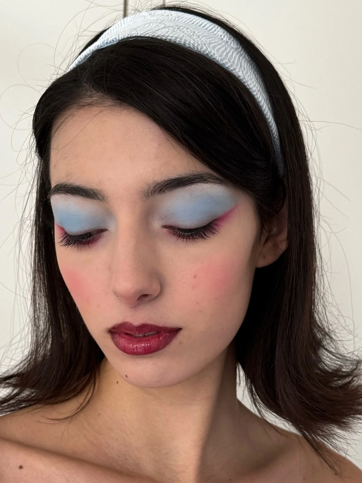 blue and red on @keseruna_ 🩵

for @leonyvalentyna @cored.comm 

@nomadcosmetics shade &ldquo;st. Nikolaus&rdquo; *gifted 
@beautybay brights + midnight palette 
 

#blueredmakeup #editorial #makeup #mua #beautybay 
#inspo #redlips #fashionshoot #the