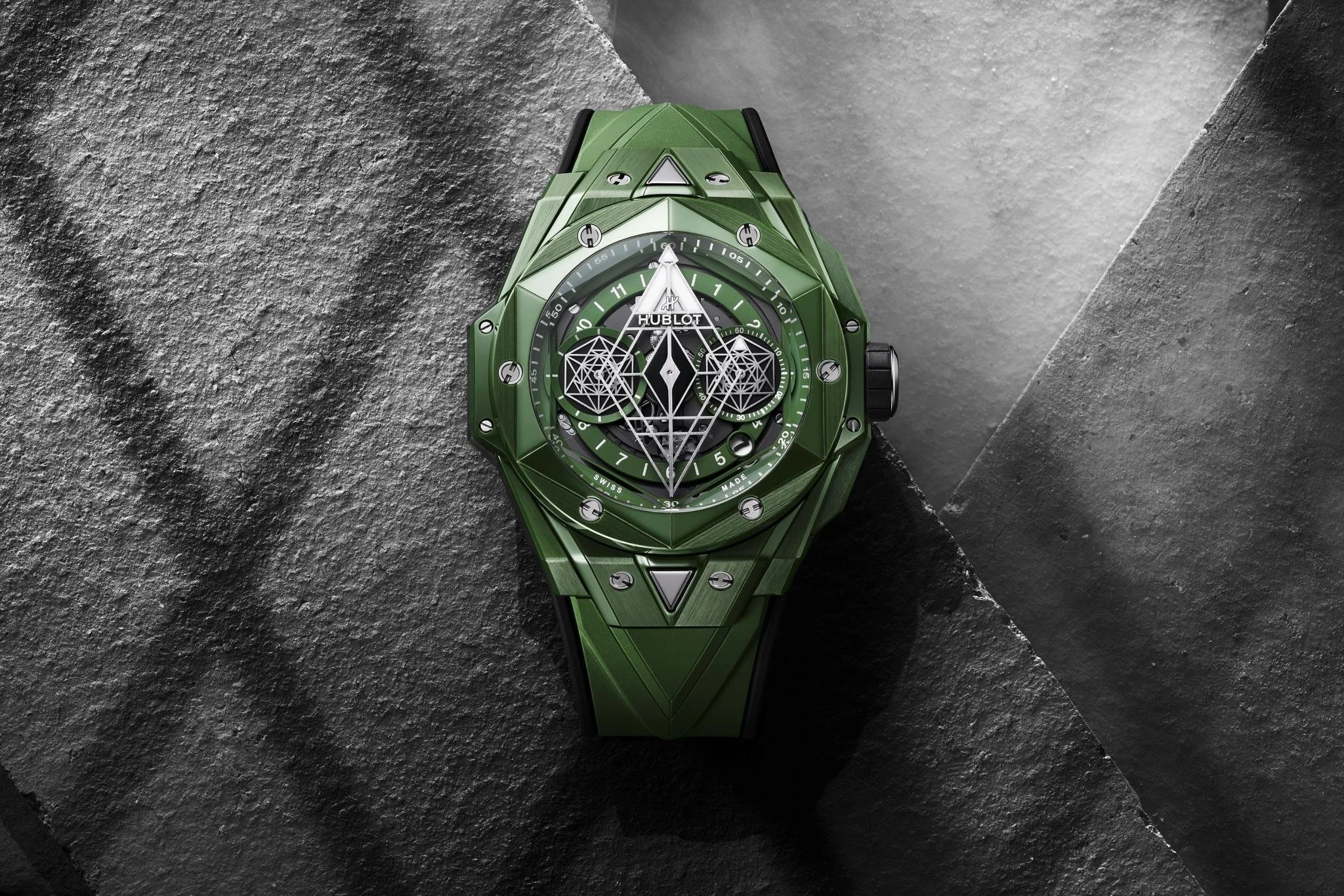 big-bang-unico-sang-bleu-II-green-ceramic-45-mm-lifestyle-shot.jpeg