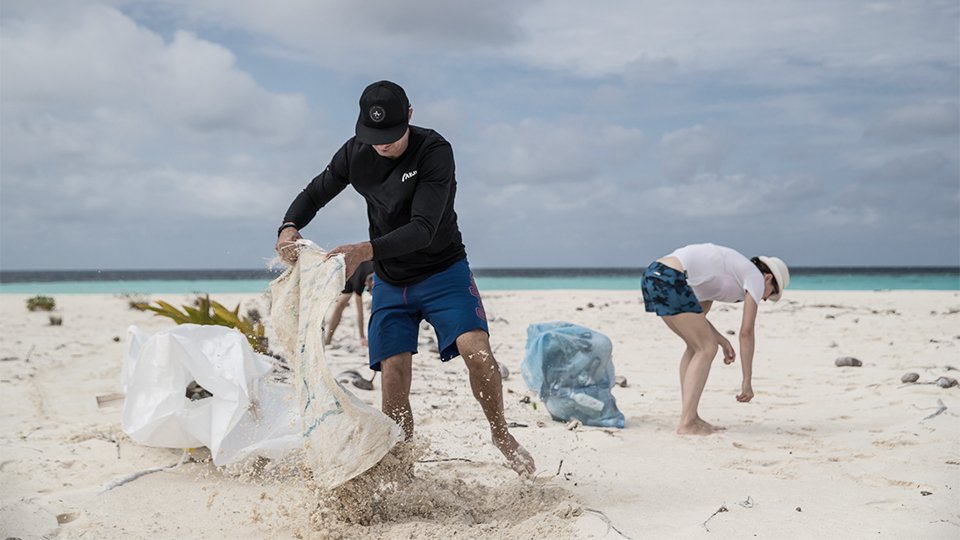 adiParleyMaldives_BeachClean_Jenna_0005.jpg