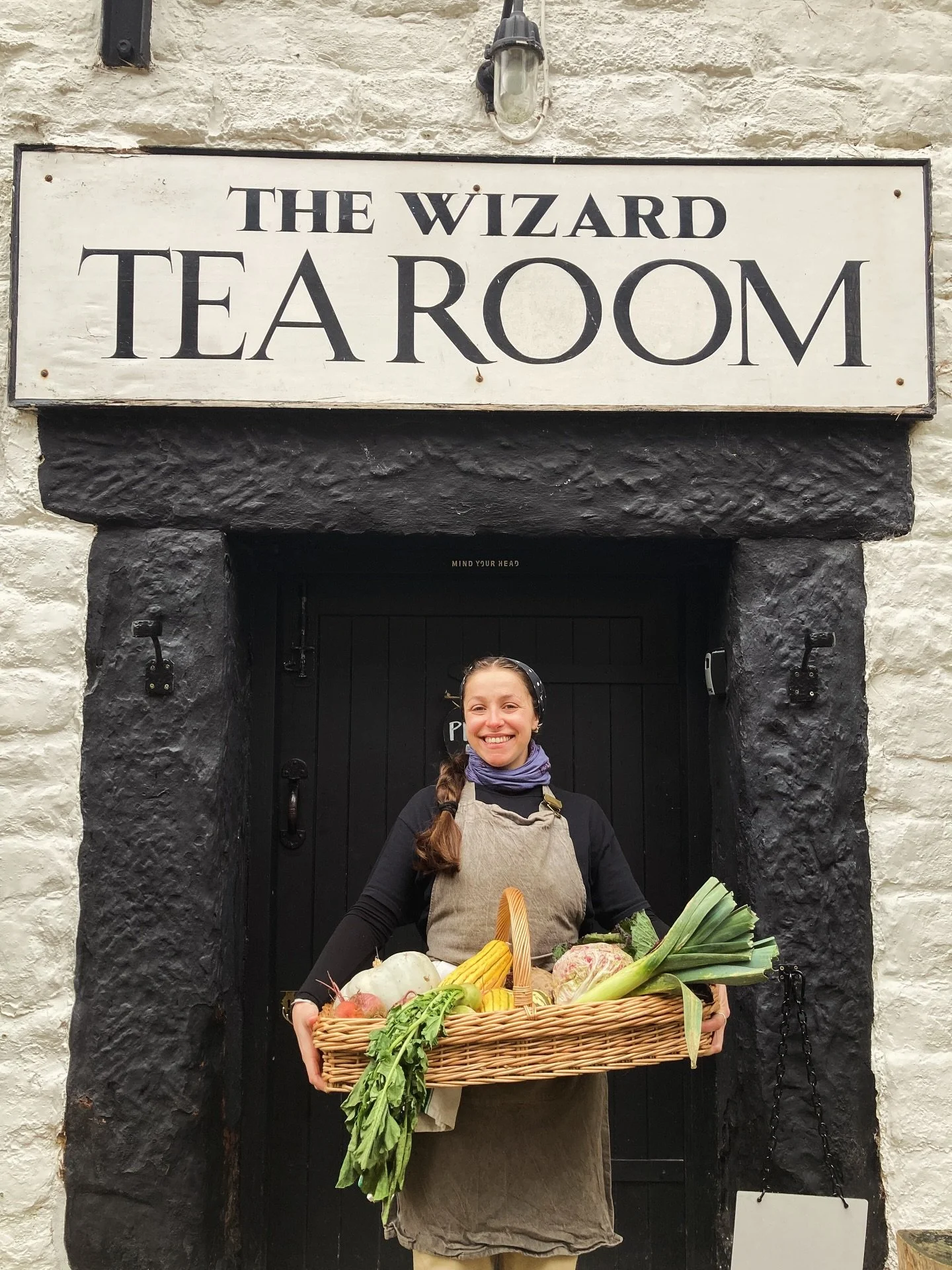 A celebration of autumnal veg for the first of our November Supper Clubs 🥬🫜 

All produce grown and picked by the amazing @cinderwoodmarketgarden 🧡

-Crown prince squash 
-Treviso 
-Leeks 
-January king cabbage 
-Radish
-Radicchio castlefranco
-Te