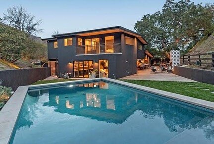 SOLD | ENCINO 

🏡$2,815,000

5 Beds | 5 Baths 

Architectural gem ⚡️ 
.
.
.
.
.
.
.
.
.
Represented Seller | @stolperstefani | @kevinstolper 

#sold #encino #studiocity #interiordesigner #houseporn #downtownlosangeles #losangelesnightlife#interiorde