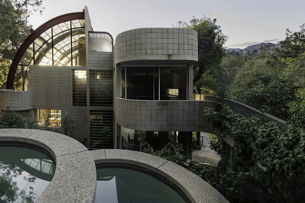 Connect with the outdoors Ray Kappee Style | 1980&rsquo;s modern in Pacific Palisades

Courtesy of @curbedla 
.
.
.
.
.
.
.
#realestate&nbsp;#raykappe #paulwilliams #architecture #architectural&nbsp;#midcenturymodernarchitecture&nbsp;#mcm&nbsp;#mcmde
