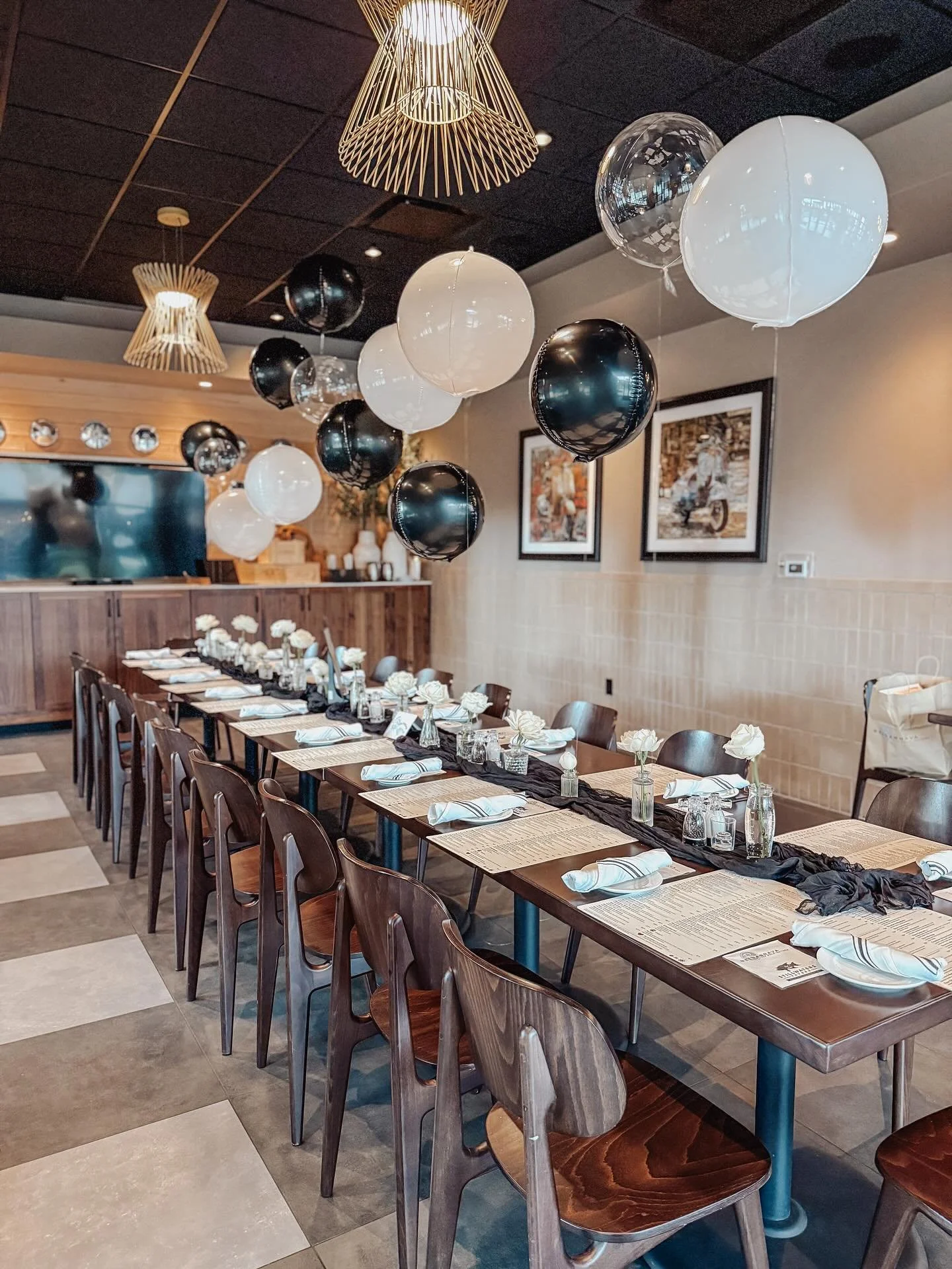 Helium centerpieces: the easiest way to elevate your event (pun fully intended) 😜🎈
.
.
.
.
.
Helium centerpieces | Tampa Balloons | Balloon Centerpieces | Tampa Balloons | Balloon Decor