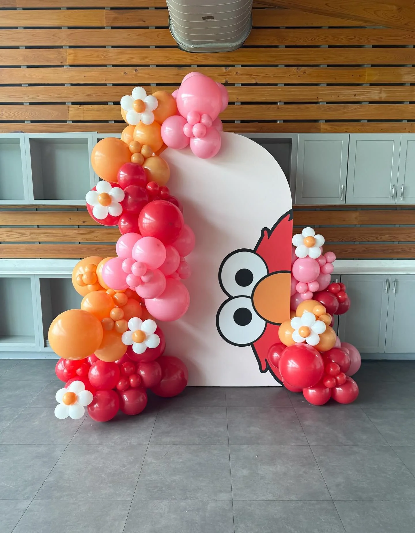 A sweet Elmo birthday for a sweet little girl 💕

#tampaballoons #elmoballoons #elmobirthday #balloonbackdrop #kidsbirthdayideas #safetyharborfl #balloonartist #kidsballoons