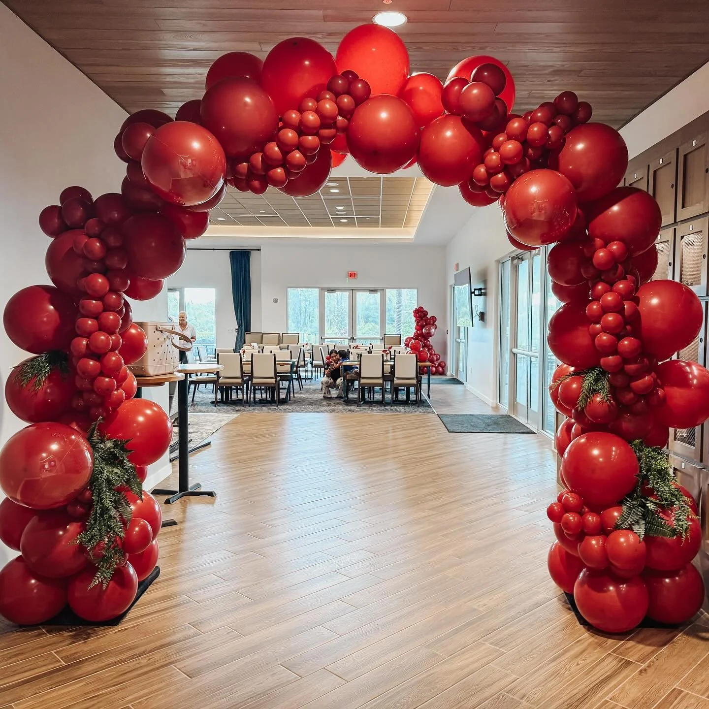 I ✨LOVE✨ a Monochrome setup 🎈
.
.
.
.
.
#balloonarch #tampaballoons #freestandinggarland #balloondecor