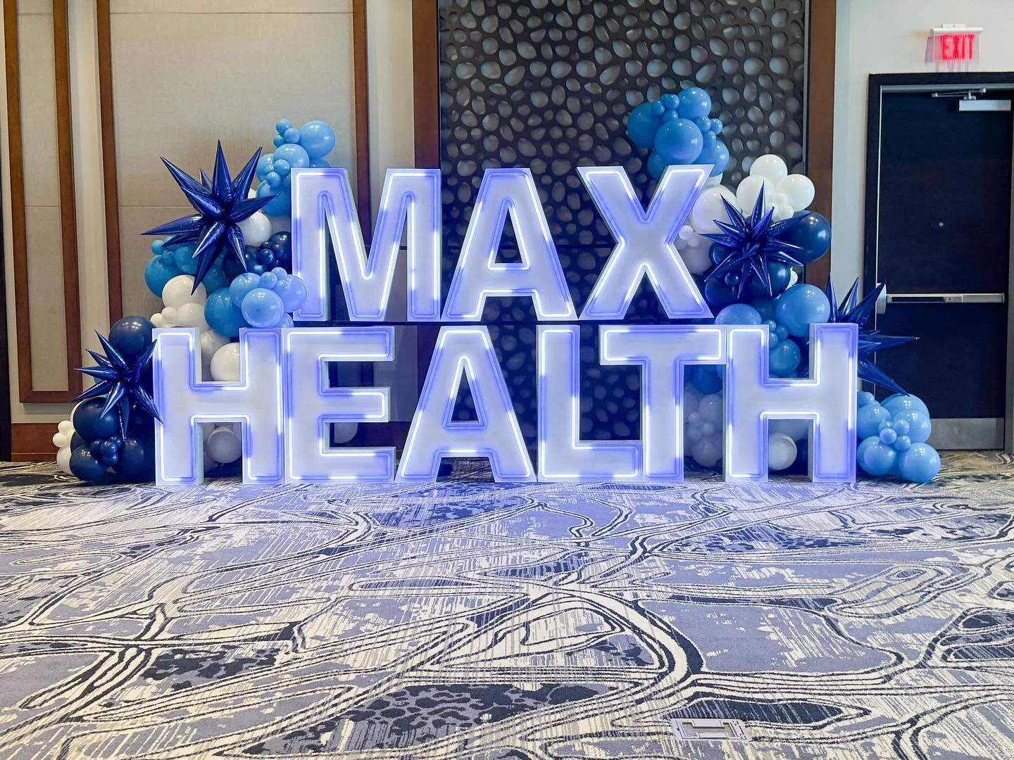 ✨OBSESSED✨ and I finally got to work with @ledmarquee_tampa! Can&rsquo;t wait to work with you again! 

#corporateballoons #tampaballoons #marqueeballoons #balloonbackdrop