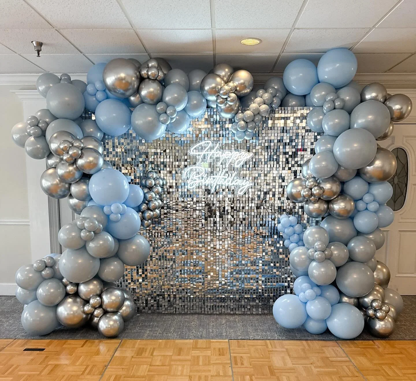 All my sweet client&rsquo;s daughter wanted was a big balloon backdrop that sparkled for her 16th birthday so of course I had to go over the top!! 💙

#birthdayballoons #tampaballoons #balloonbackdrop #tampaevents #tampaballoonartist