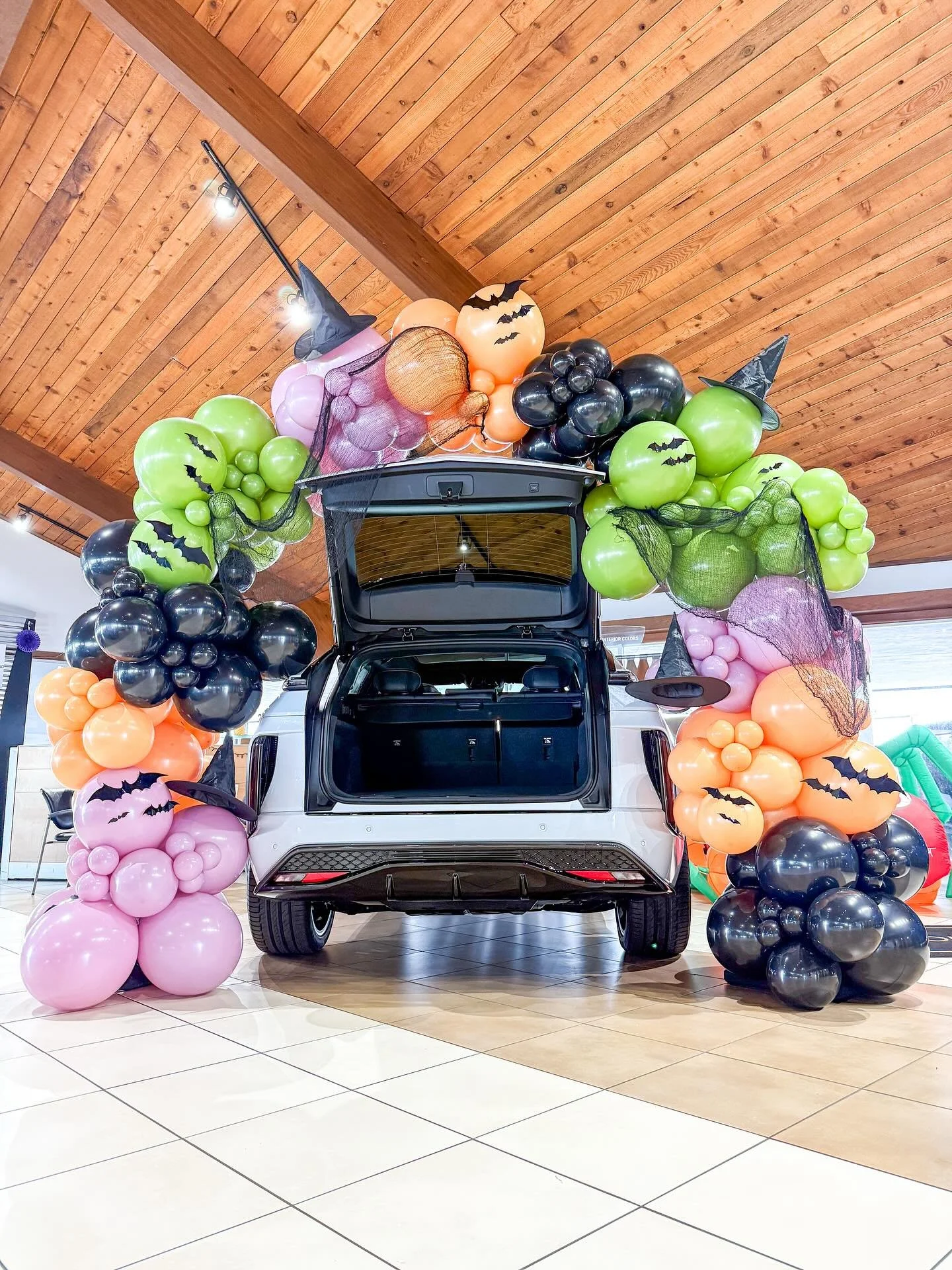 Spooky Vibes only for Cadillac Lakeland&rsquo;s Trunk or Treat!🕸️🎃🕷️
.
.
.
.
.
#halloweenballoons #tampaballoons #tampaballoonartist #balloonarch #halloweenballoonarch