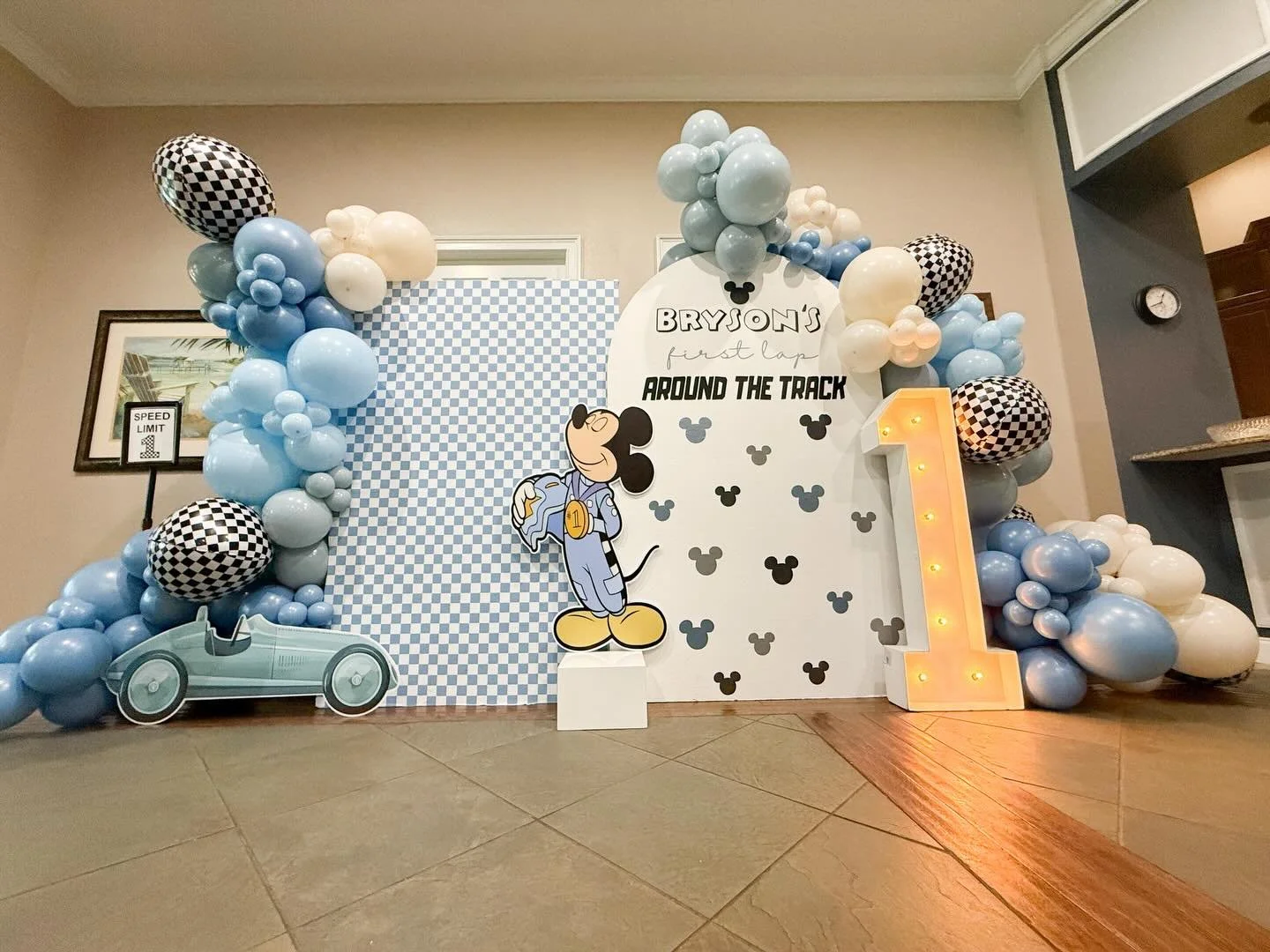 🏁First LAP around the track🏁

#firstlaparoundthetrack #mickeymousebirthday #disneybirthday #birthdayballoons #tampaballoons