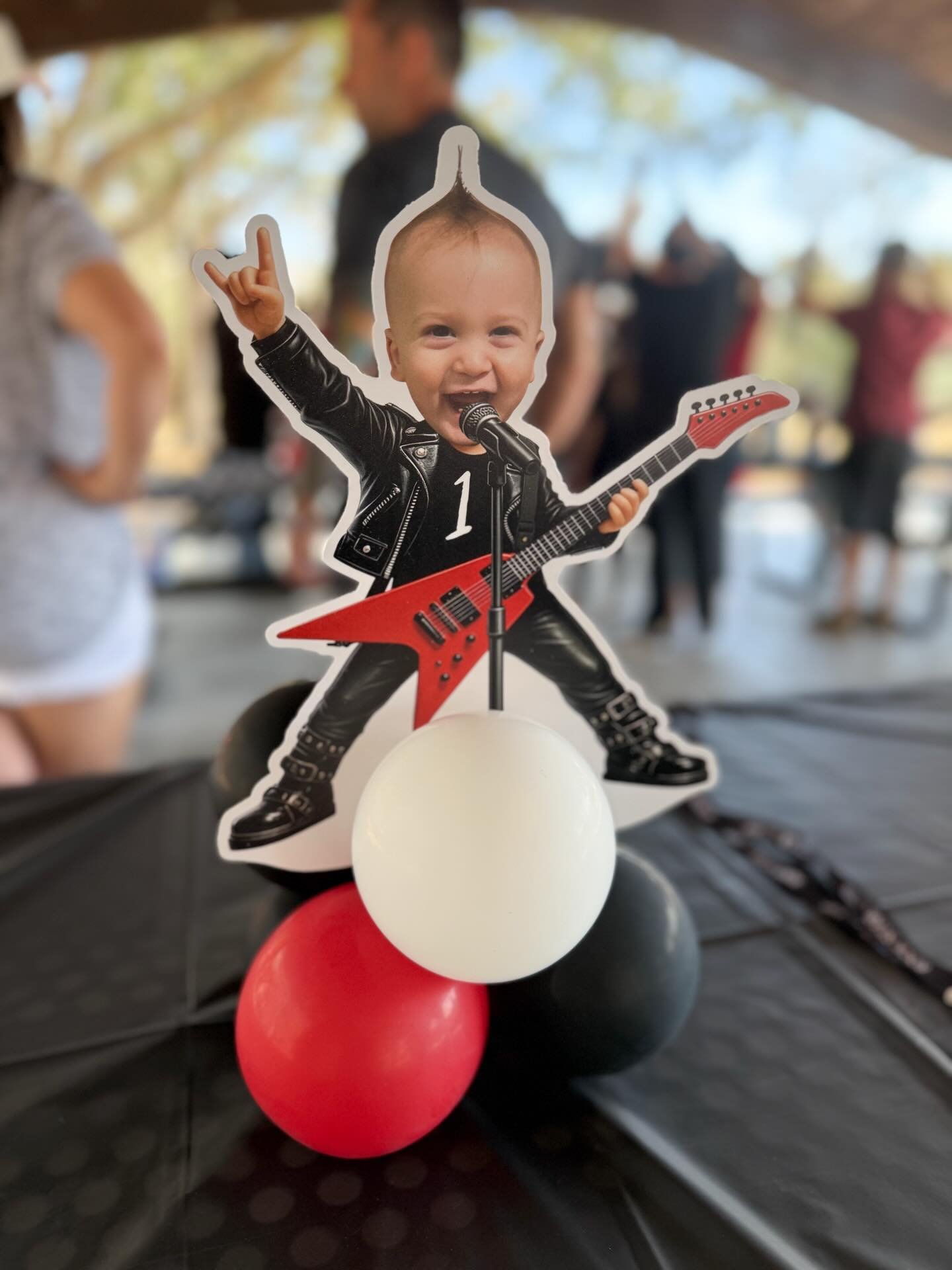 These centerpieces needed to be on their own post! The cutest centerpieces I&rsquo;ve done to date! Obsessed!🤘🏻🎉 
.
. 
.
.
#ballooncenterpieces #firstbirthdaydecor #firstworldtour #kidbirthdaycenterpieces #kidbirthdayparty