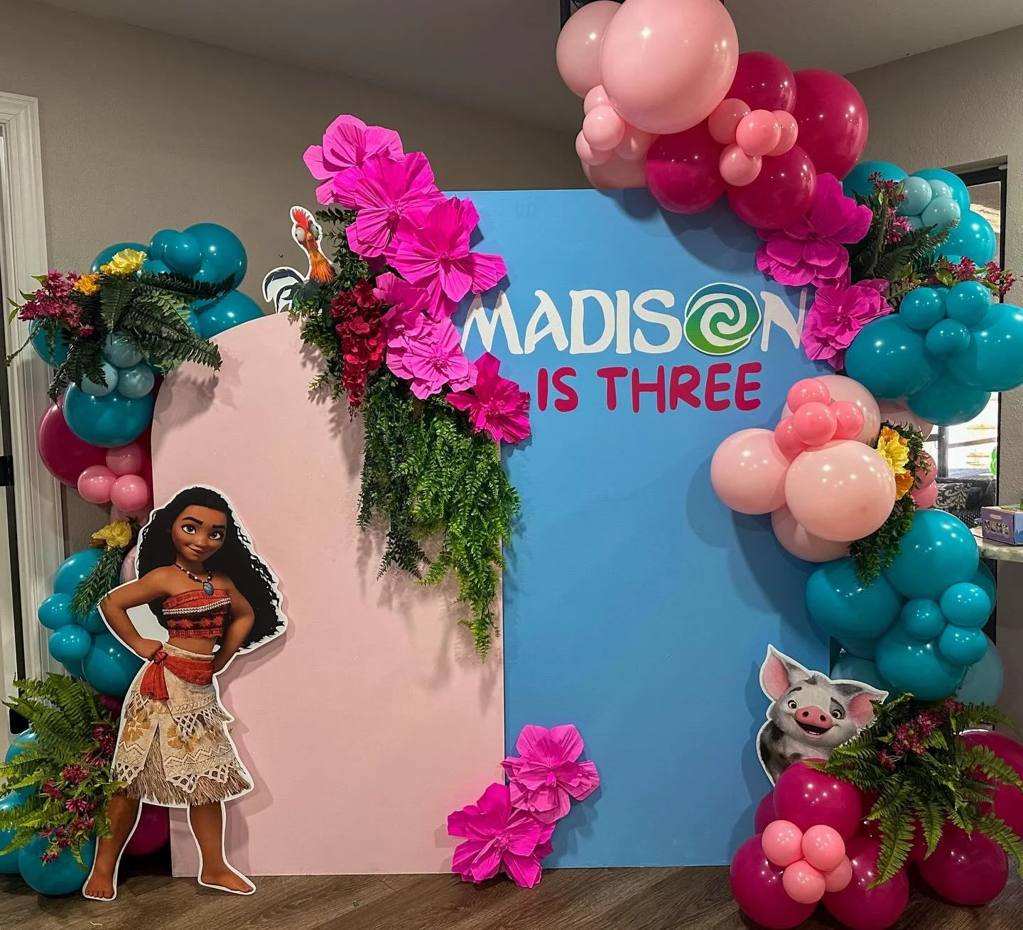 Custom Moana-inspired backdrop for a little one turning three 🌊🌺

#moanabirthday #kidsbirthday #moanaparty #tampaballoons #balloonbackdrop