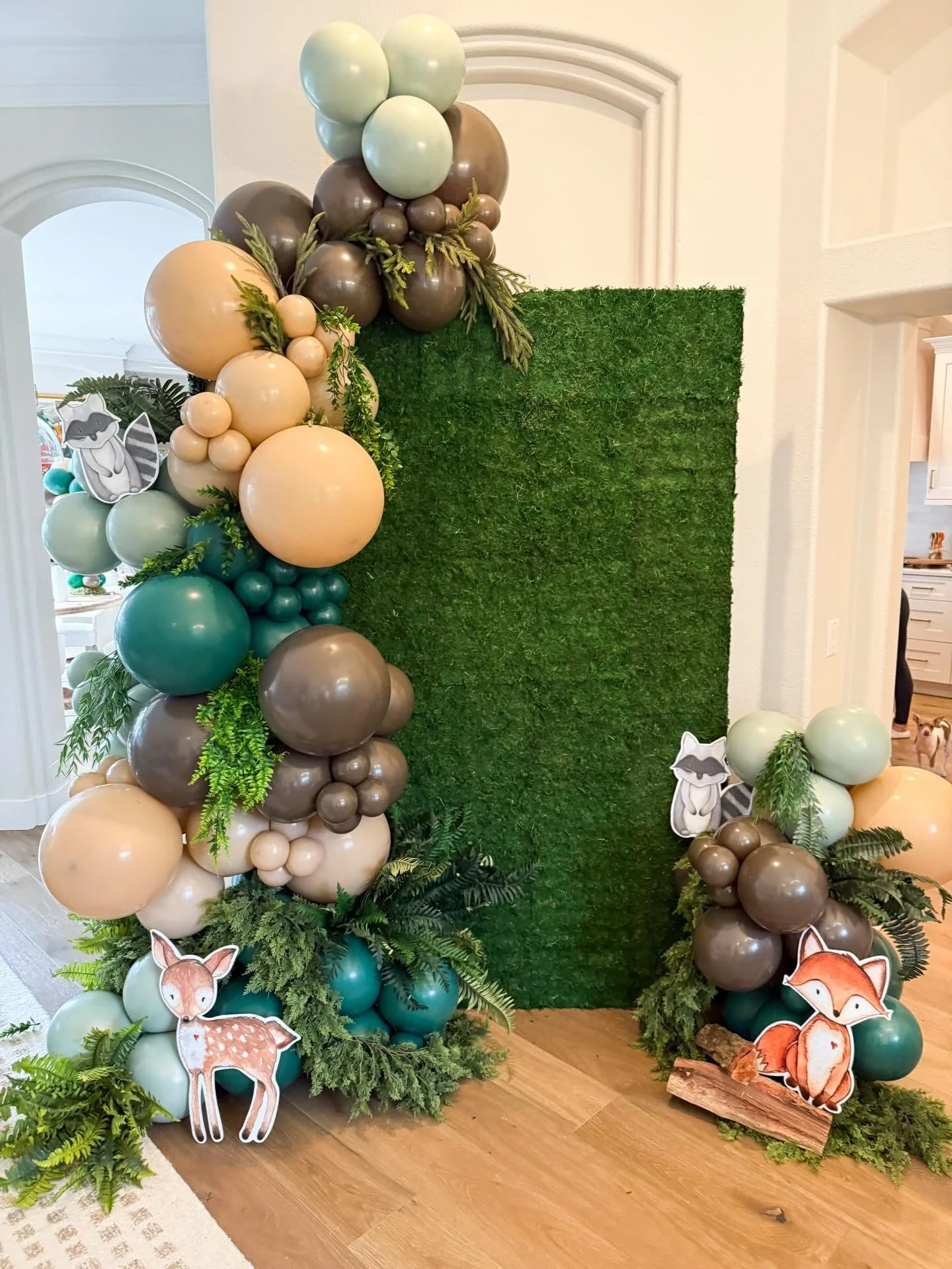 Custom backdrops are my favorite! We had limited space in this area so I knew I had to make a backdrop that not only fit the space but brought the theme to life! Obsessing over this Woodland theme baby shower! 🐿️🦊🐻🦌

#coedbabyshower #tampaballoon