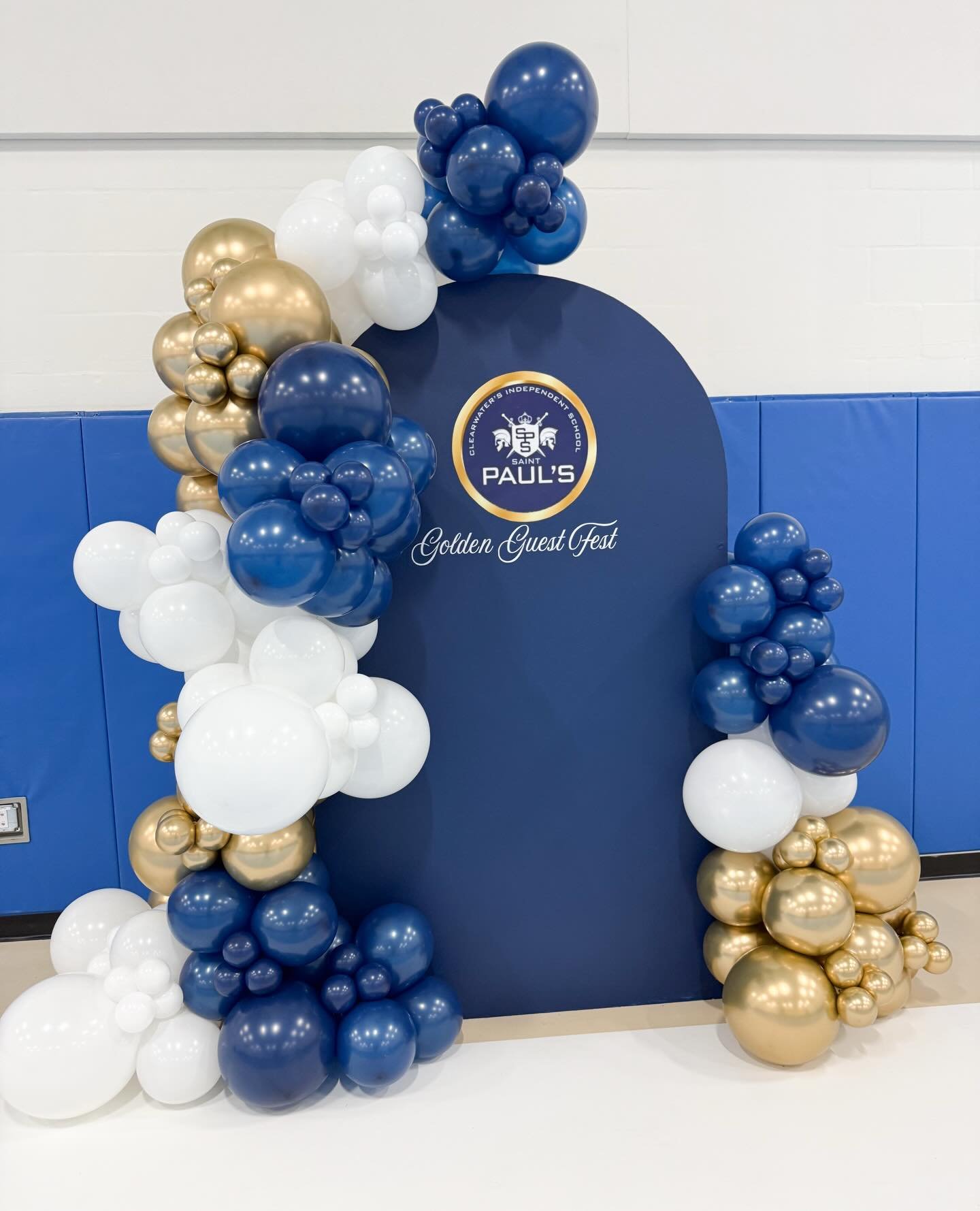 Chiara backdrops will never get old 💙 I love doing this for Golden Fest every year 👴🏻👵🏼 
&bull;
&bull;
&bull;
#tampaballoons #balloonbackdrop #chiarabackdrop