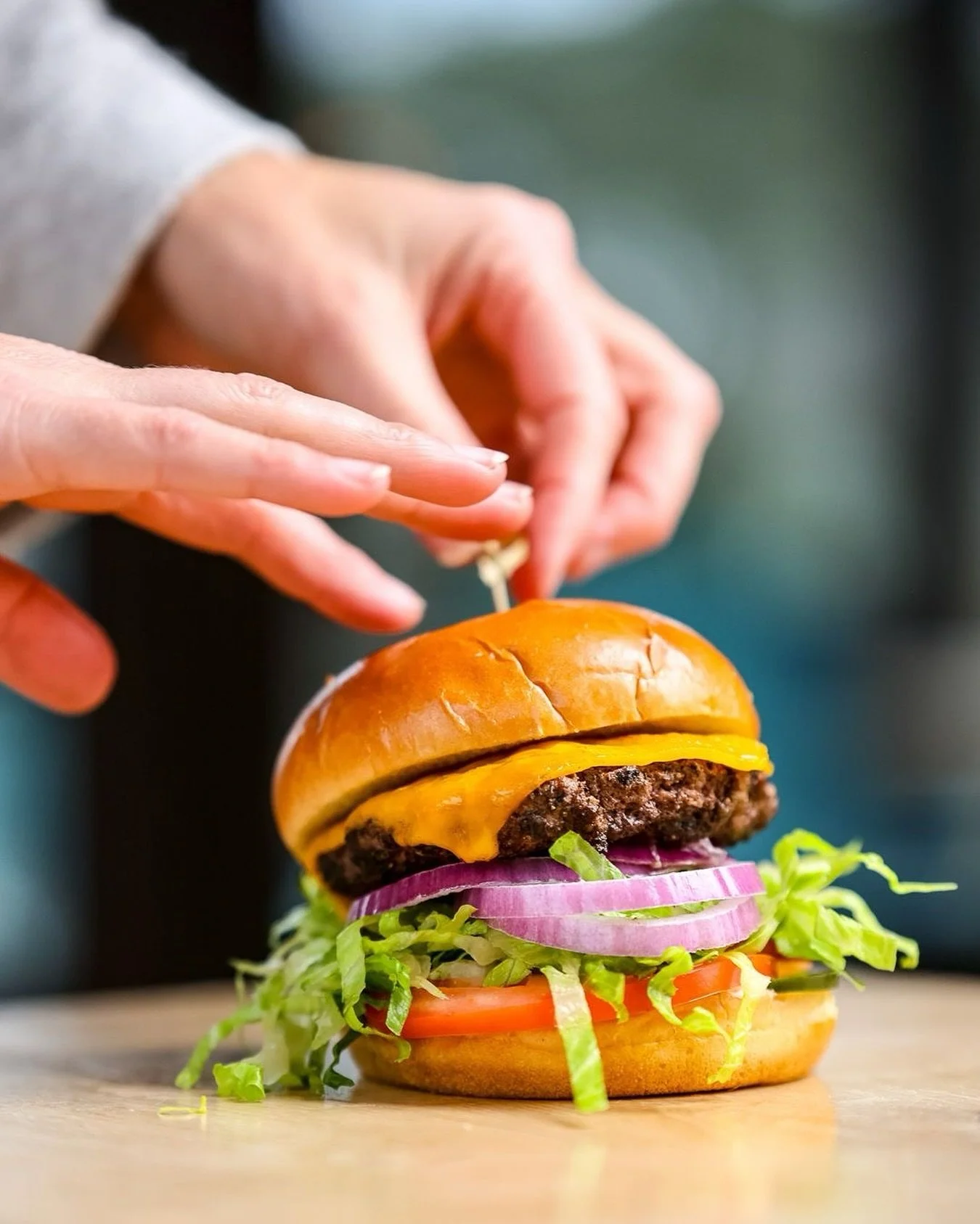 Our best deal all week is still going strong every Thursday!  So many of our regulars &amp; locals love the $15 Burger &amp; Brew night:

𝐀𝐧𝐲 𝐛𝐮𝐫𝐠𝐞𝐫, 𝐚𝐧𝐲 𝐝𝐫𝐚𝐟𝐭 𝐛𝐞𝐞𝐫, 𝐣𝐮𝐬𝐭 $𝟏𝟓.

We&rsquo;d love to see some new faces on Thurs