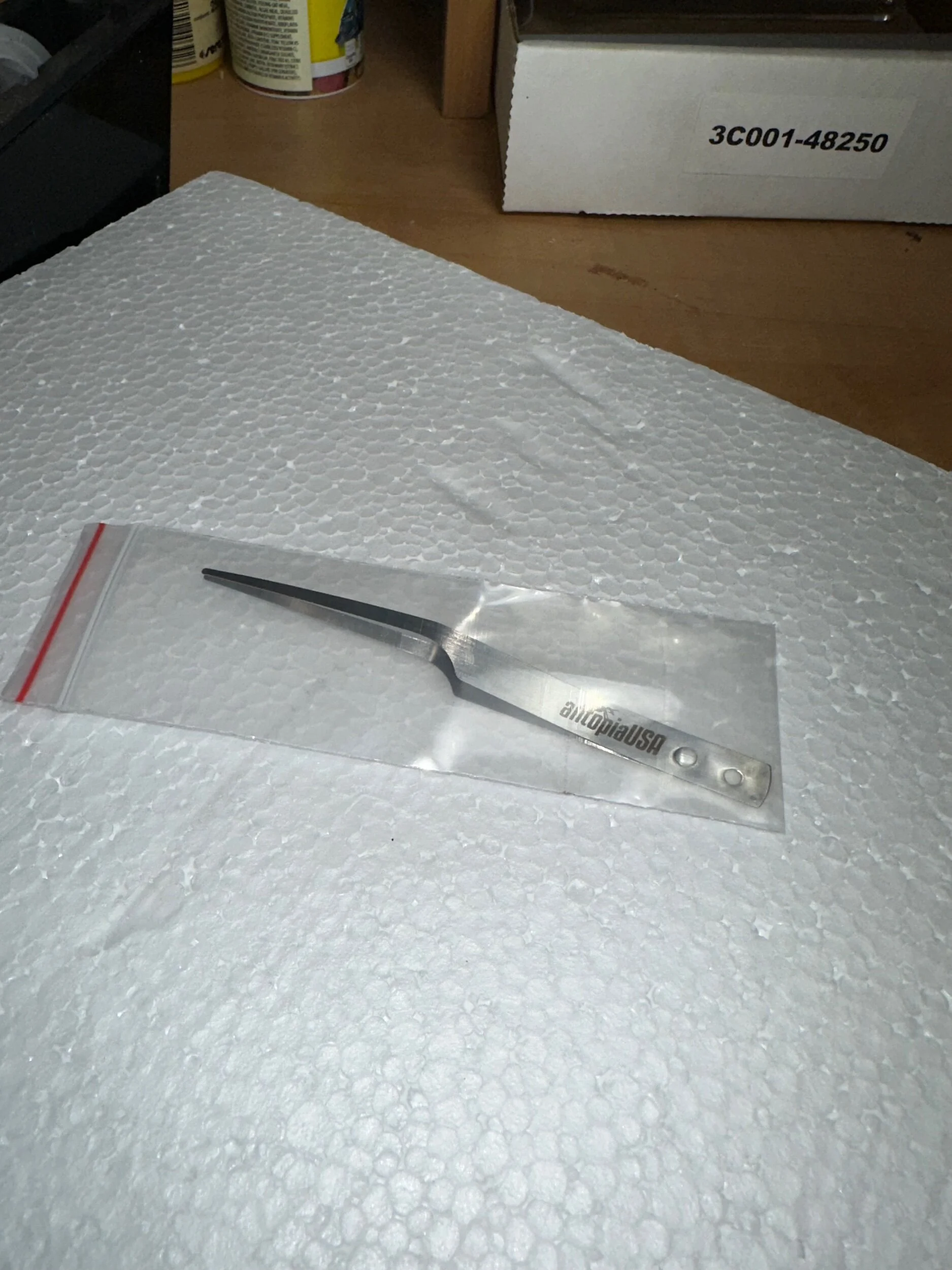 Long tip Ultra featherweight forceps, front view