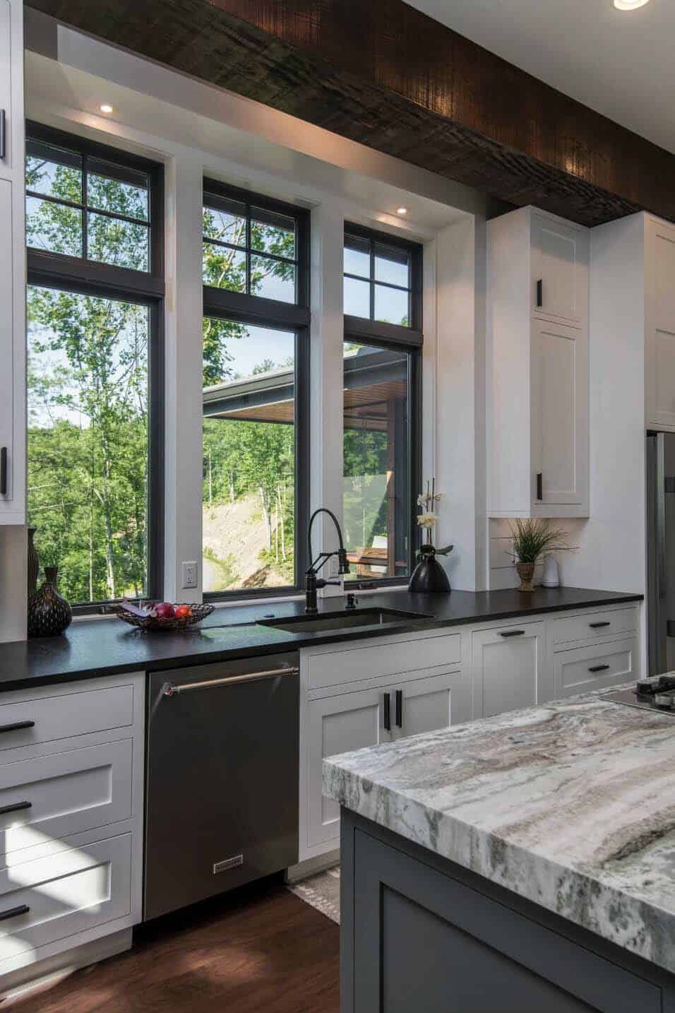 White-Cabinets-With-Black-Countertops_-12-Inspiring-Designs.png