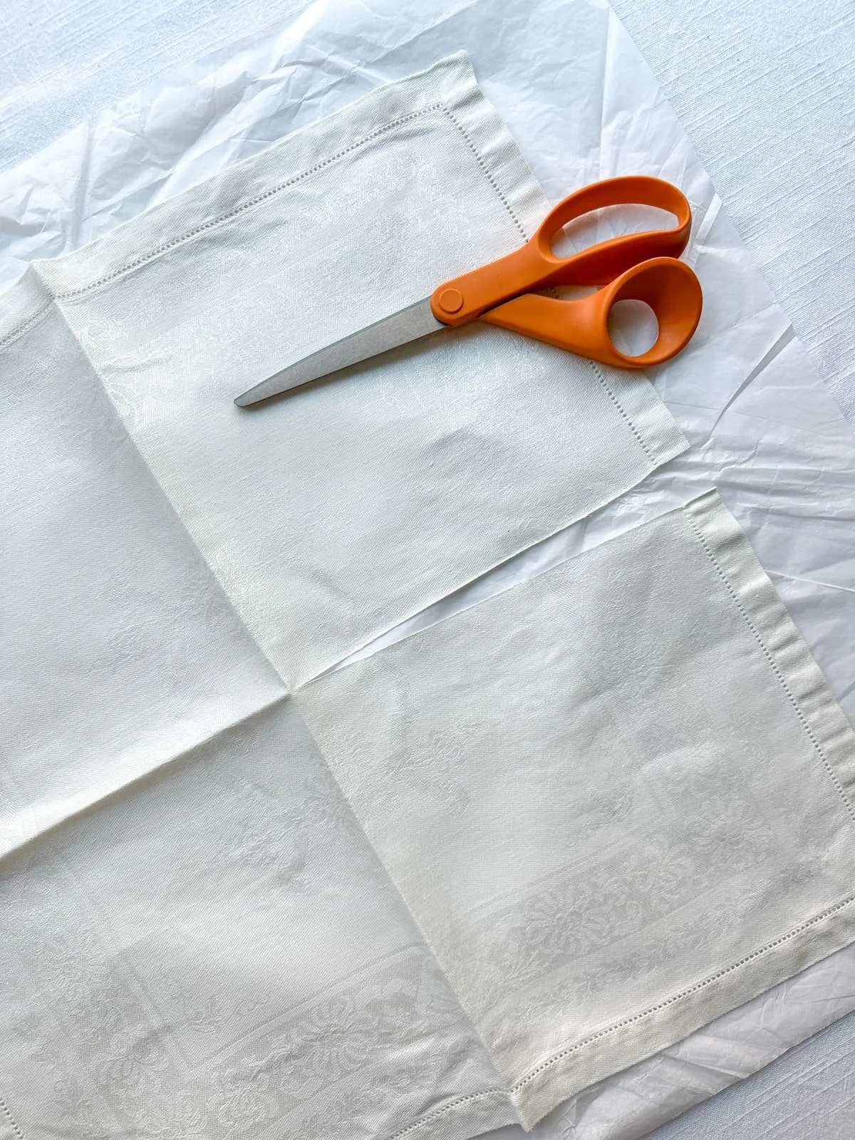 Step-by-step_cut_diy-lampshade-vintage-napkins.jpg