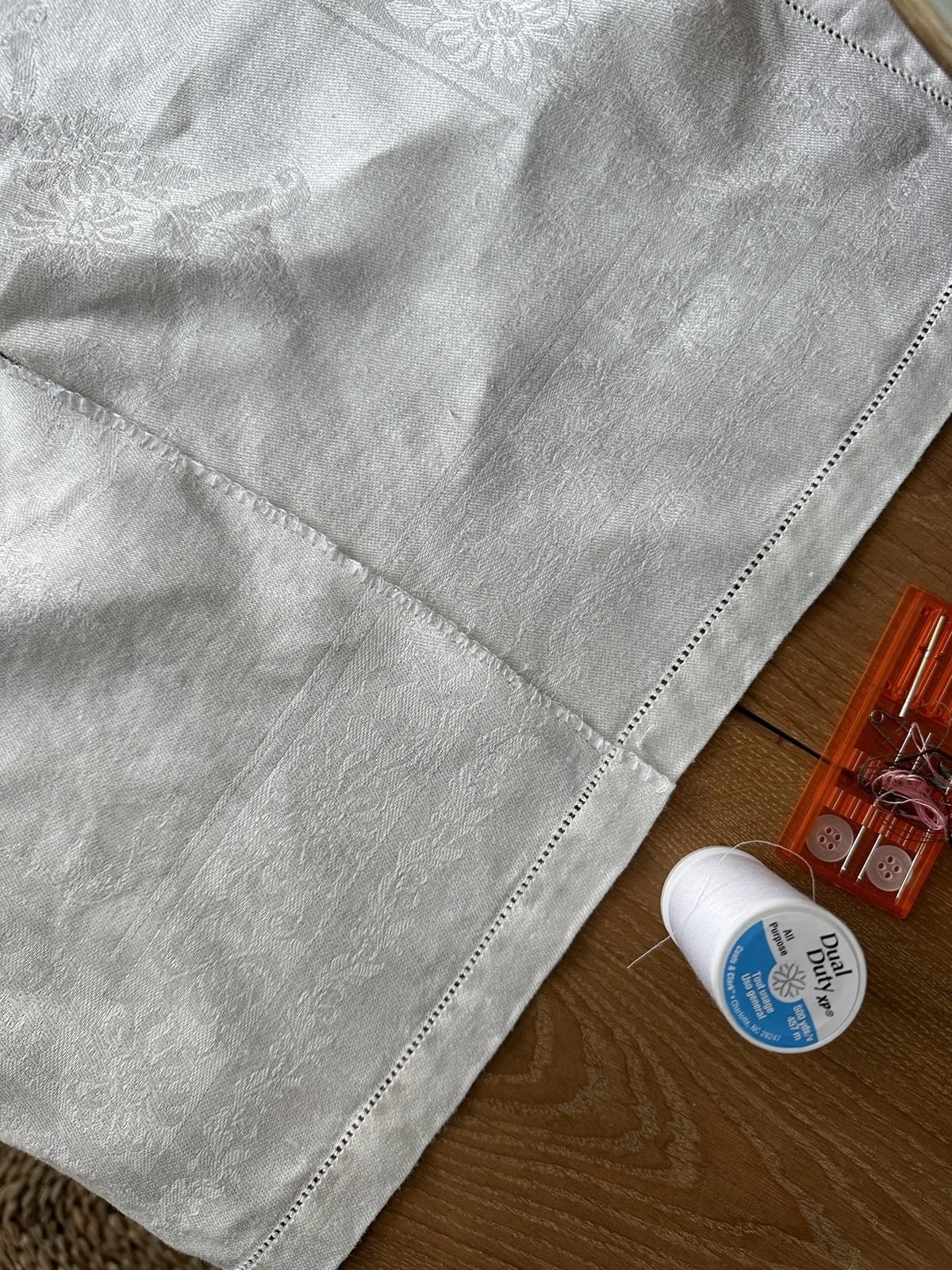 Step-by-step_finish edge_diy-lampshade-vintage-napkins.jpg
