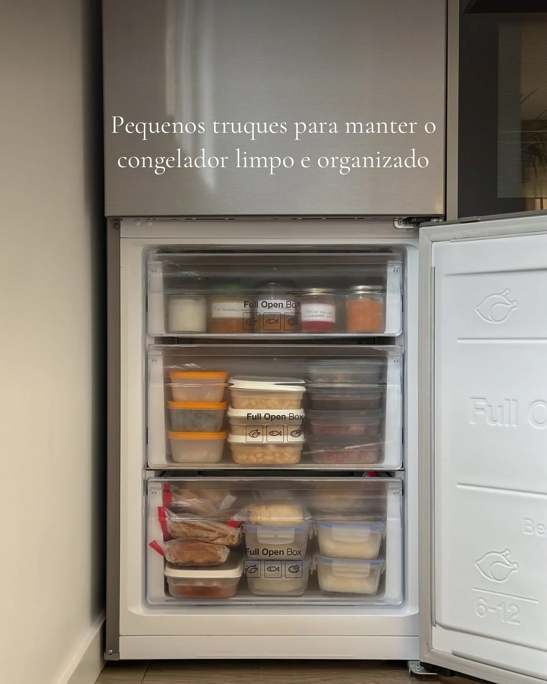 Manter o congelador organizado facilita tanto o dia a dia, n&atilde;o acham? 

H&aacute; pequenos truques que ajudam a aproveitar melhor o espa&ccedil;o e a encontrar tudo com facilidade, por isso aqui ficam algumas ideias simples que funcionam super