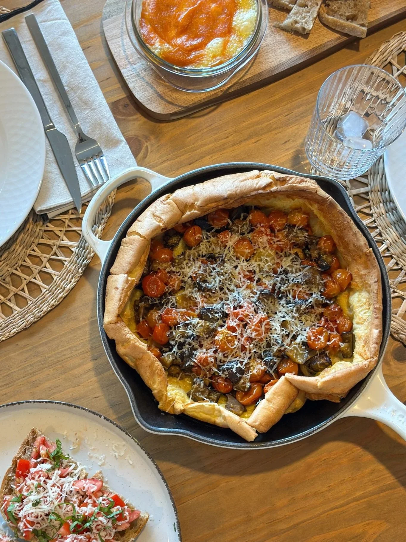 Panqueca salgada com tomate e beringela assados