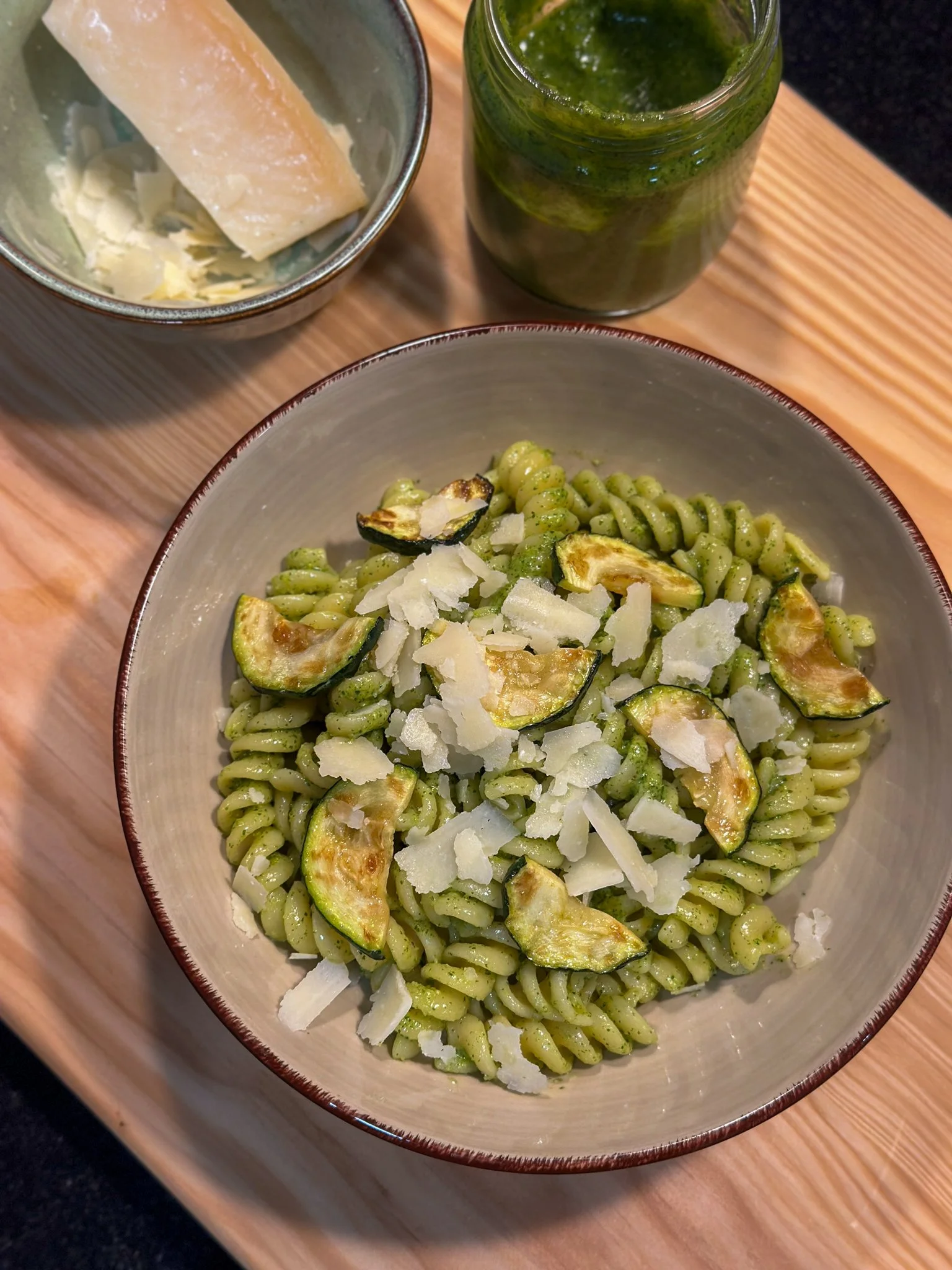 Massa com pesto de rúcula e curgete grelhada | Joana At Home
