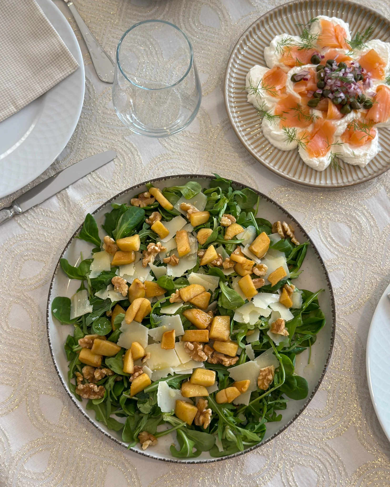 Salada de folhas verdes, maçã caramelizada, nozes e parmesão Joana At Home