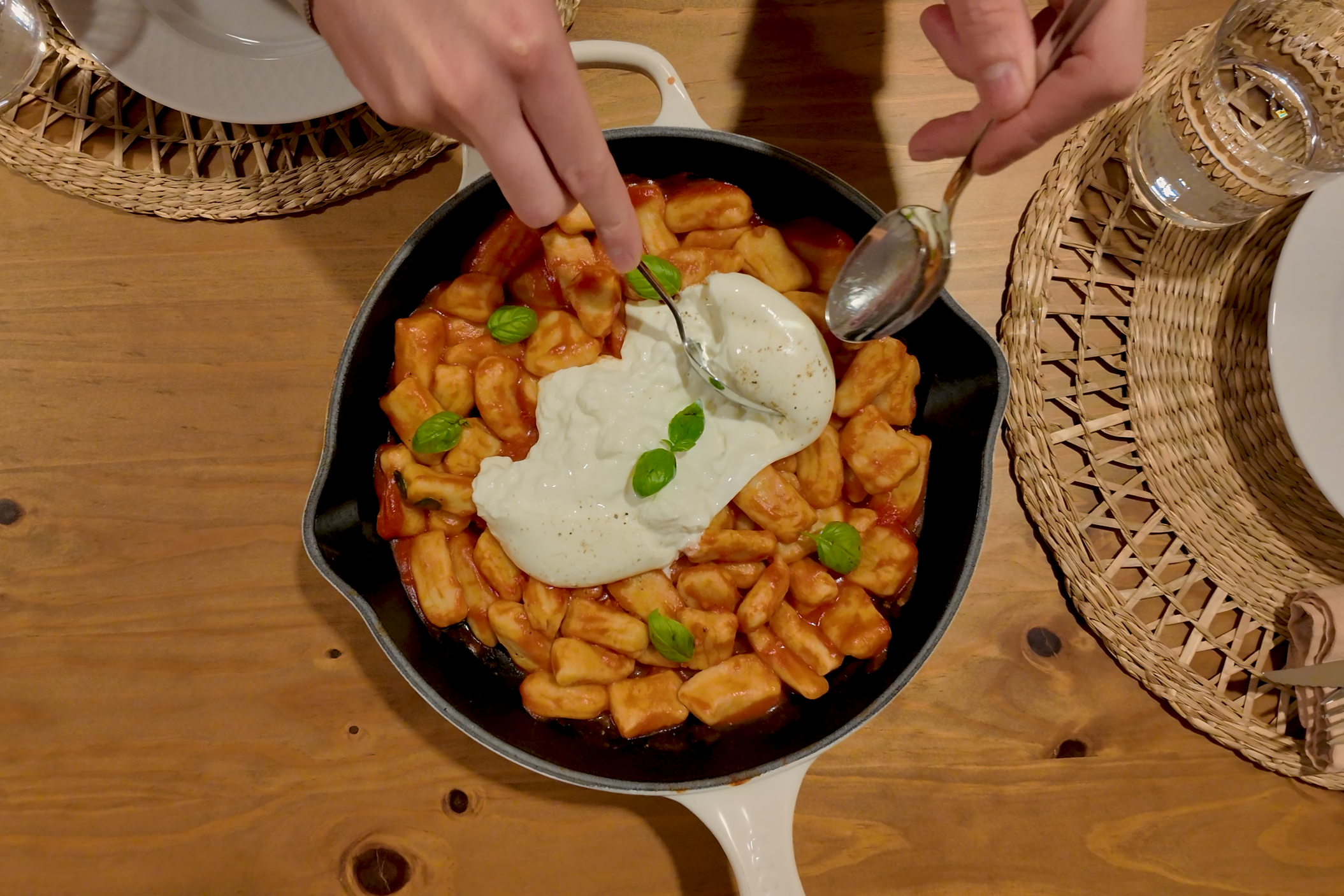 Gnocchi com molho de tomate, burrata e manjericão | joana at home