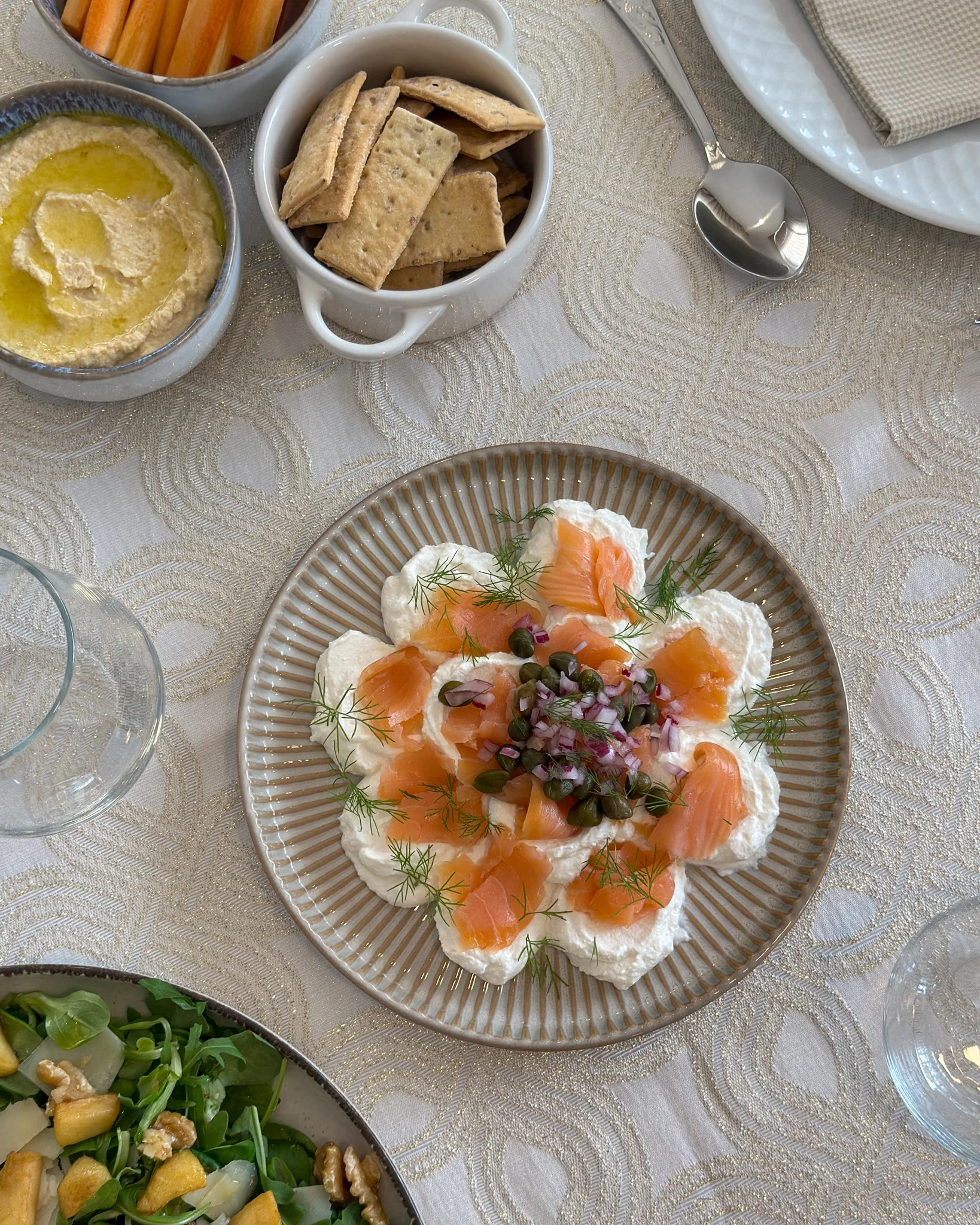 Queijo cremoso com salmão fumado, alcaparras e cebola roxa Joana At Home