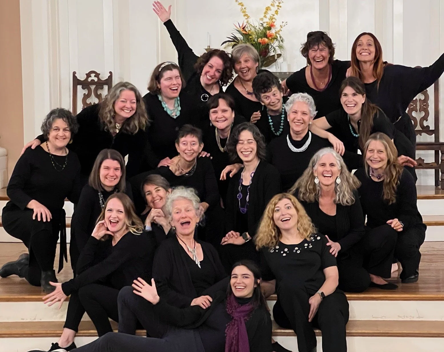Singing with a group of 200 wonderful women in the Voices from the Heart choir! Don't miss these uplifting and deeply touching concerts every spring and summer 🎶