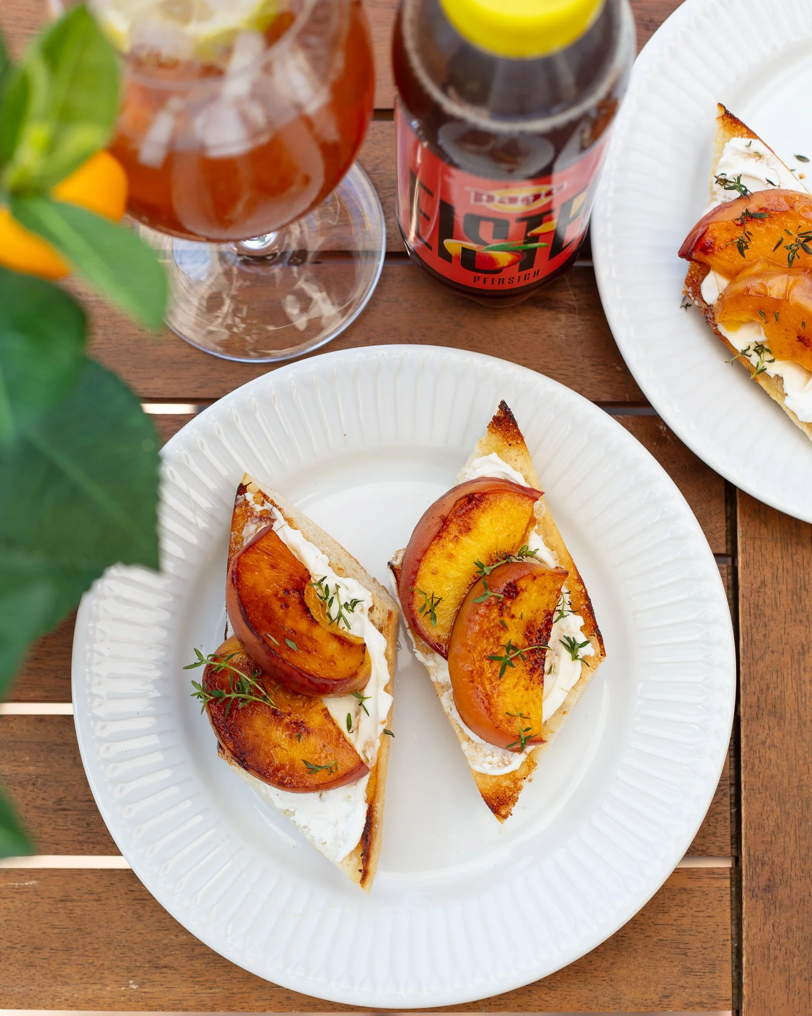 Pfirsich Bruschetta mit Eistee-Spritz