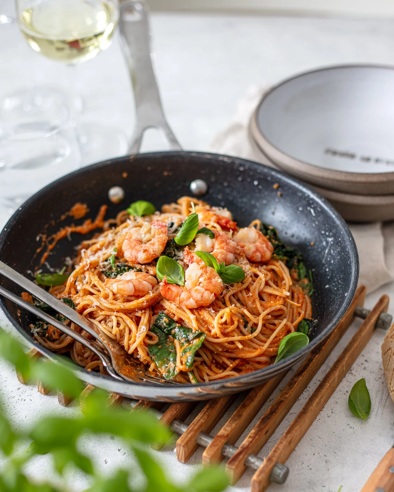 Spaghetti mit Linsen-Tomatensauce, Ricotta, Spinat und Garnelen