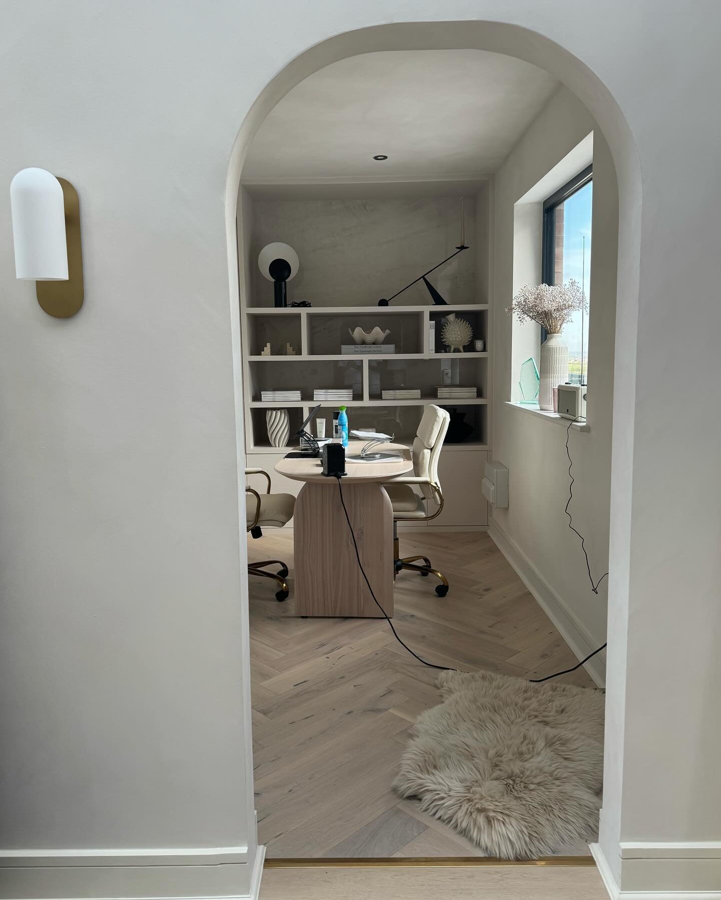 The arches really elevate this home office space. We finished it with @bauwerkcolour Limewash in Mykonos. Design by @dhilnawaazinteriordesignstudio and @as.interiordesign_