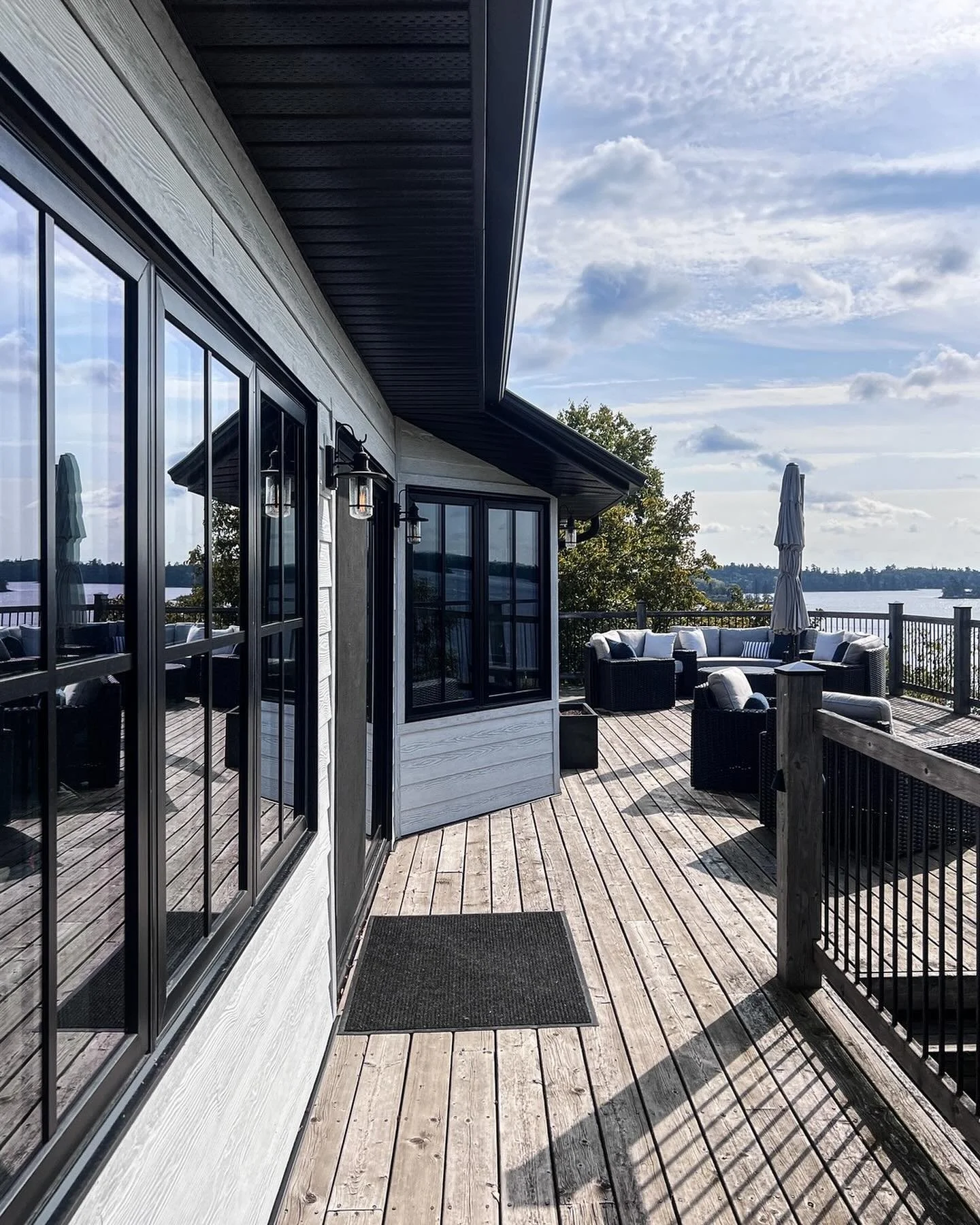 Black + White 
⠀⠀⠀⠀⠀⠀⠀⠀⠀
Sometimes keeping it simple is the best way to achieve the look! We love a design that mixes materials, but sometimes keeping it clean and sticking with a single color fits the design better. 
⠀⠀⠀⠀⠀⠀⠀⠀⠀
With this cabin, we ch