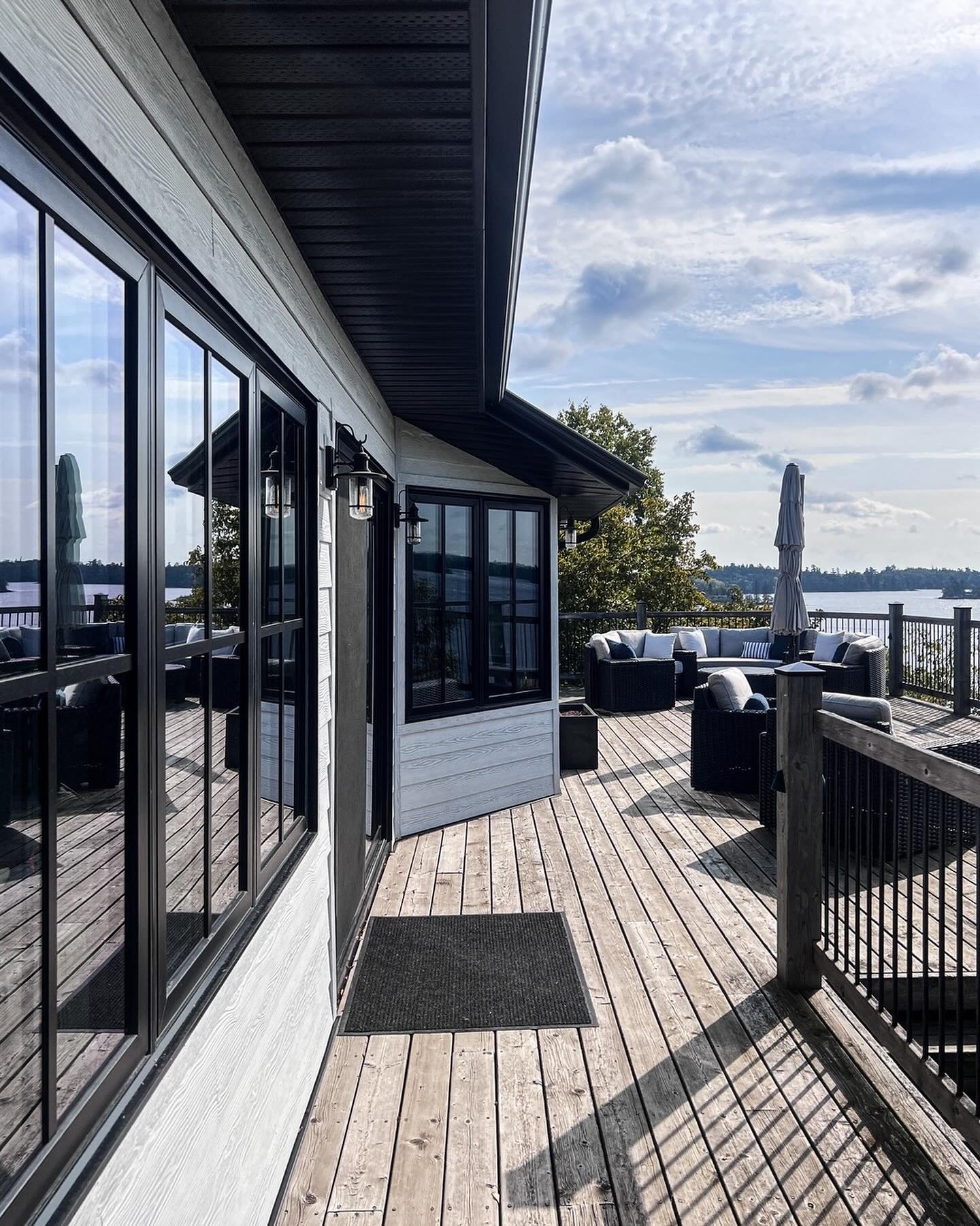 Black + White 
⠀⠀⠀⠀⠀⠀⠀⠀⠀
Sometimes keeping it simple is the best way to achieve the look! We love a design that mixes materials, but sometimes keeping it clean and sticking with a single color fits the design better. 
⠀⠀⠀⠀⠀⠀⠀⠀⠀
With this cabin, we ch