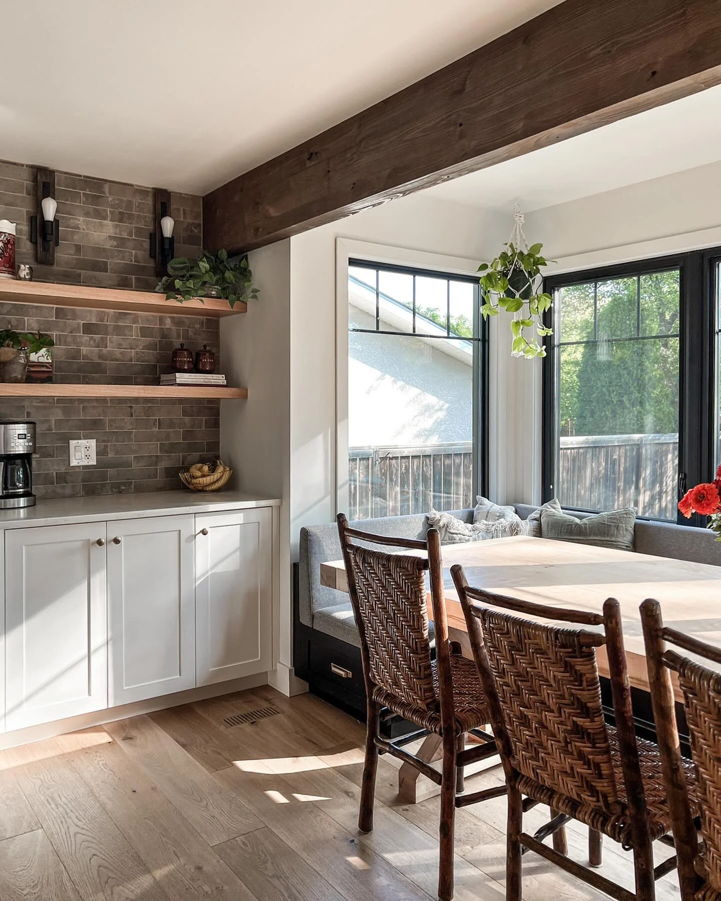 Banquette seating
⠀⠀⠀⠀⠀⠀⠀⠀⠀
It&rsquo;s not just about looks, it&rsquo;s also about functionality! What would&rsquo;ve otherwise been an underutilized corner is now a deep, comfy seat that brings everyone around the dining table in a casual and comfor