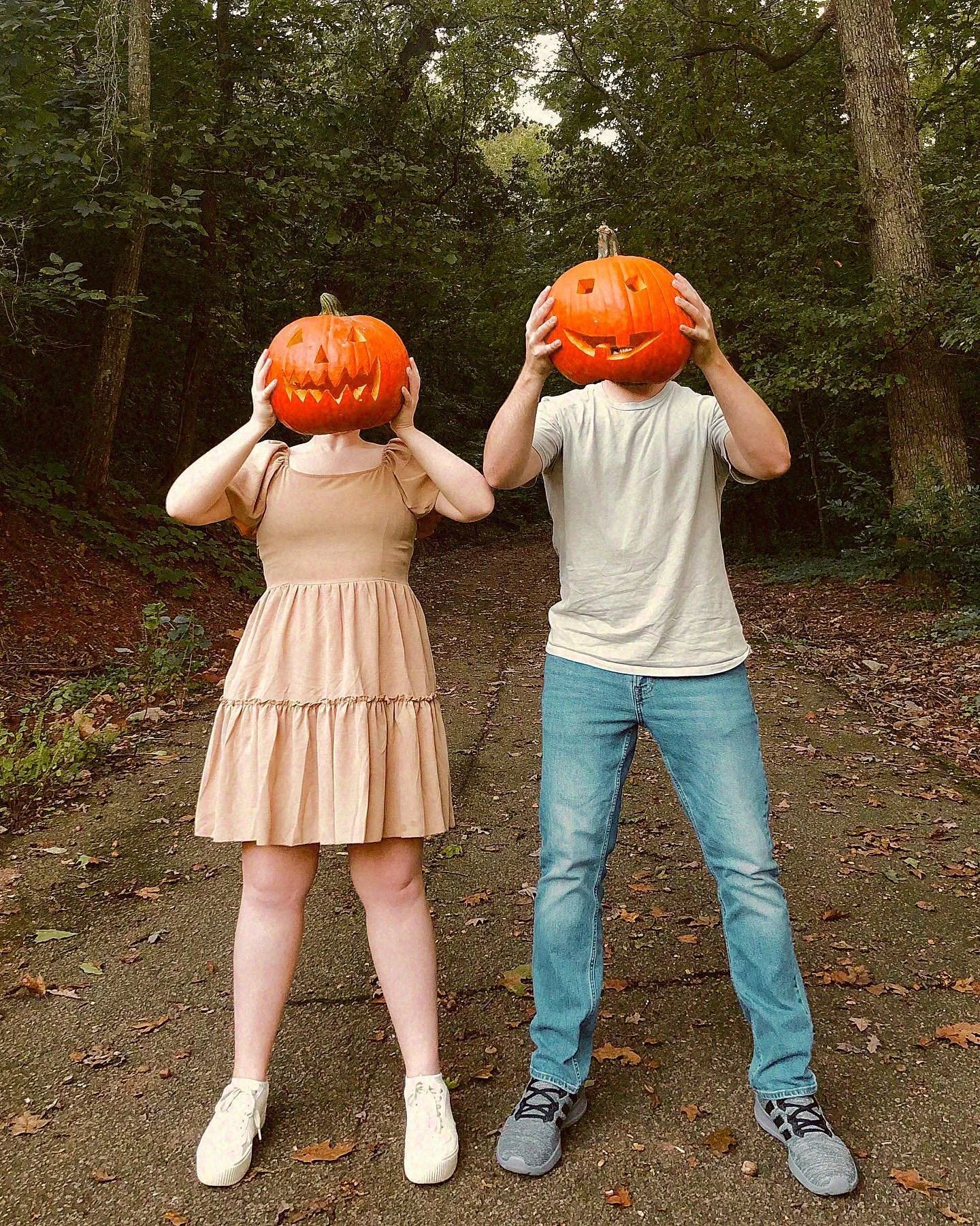 What&rsquo;s the better for fall, pumpkins or apples? Last photo shows my answer 
&bull;

&bull;
[fall photos, pumpkin patch outfit, fall outfits, #fallfashion #fallphotos #pumpkinpatch🎃 ]