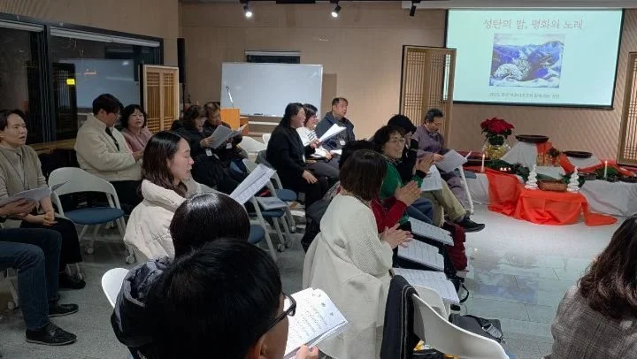 성탄의 밤, 평화의 노래. 2025 브루더호프와 함께하는 성탄절. 광화문 향린교회에서 반가운 분들과 모였습니다. 메리 크리스마스!