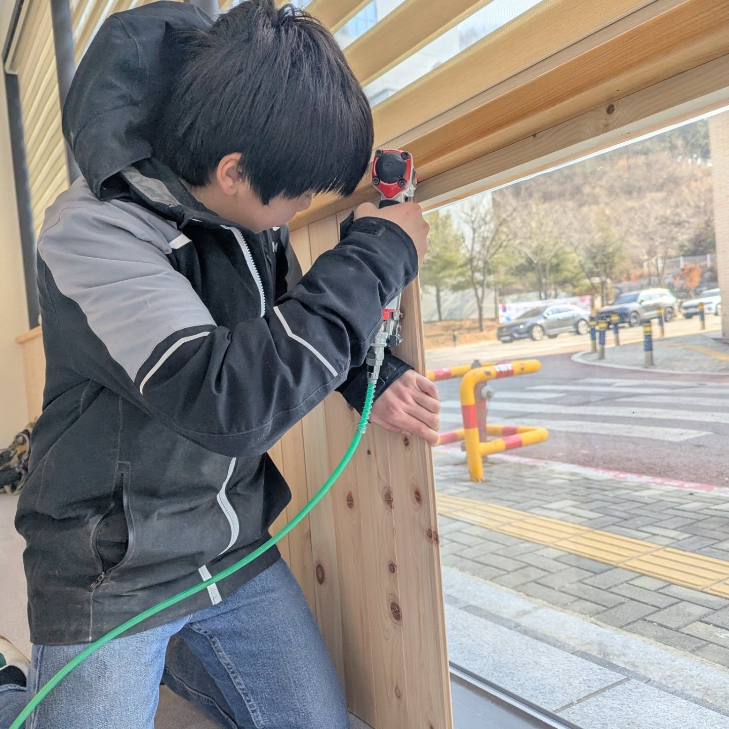 원주 브루더호프가 쟁기책방 공간을 꾸미고 있어요.